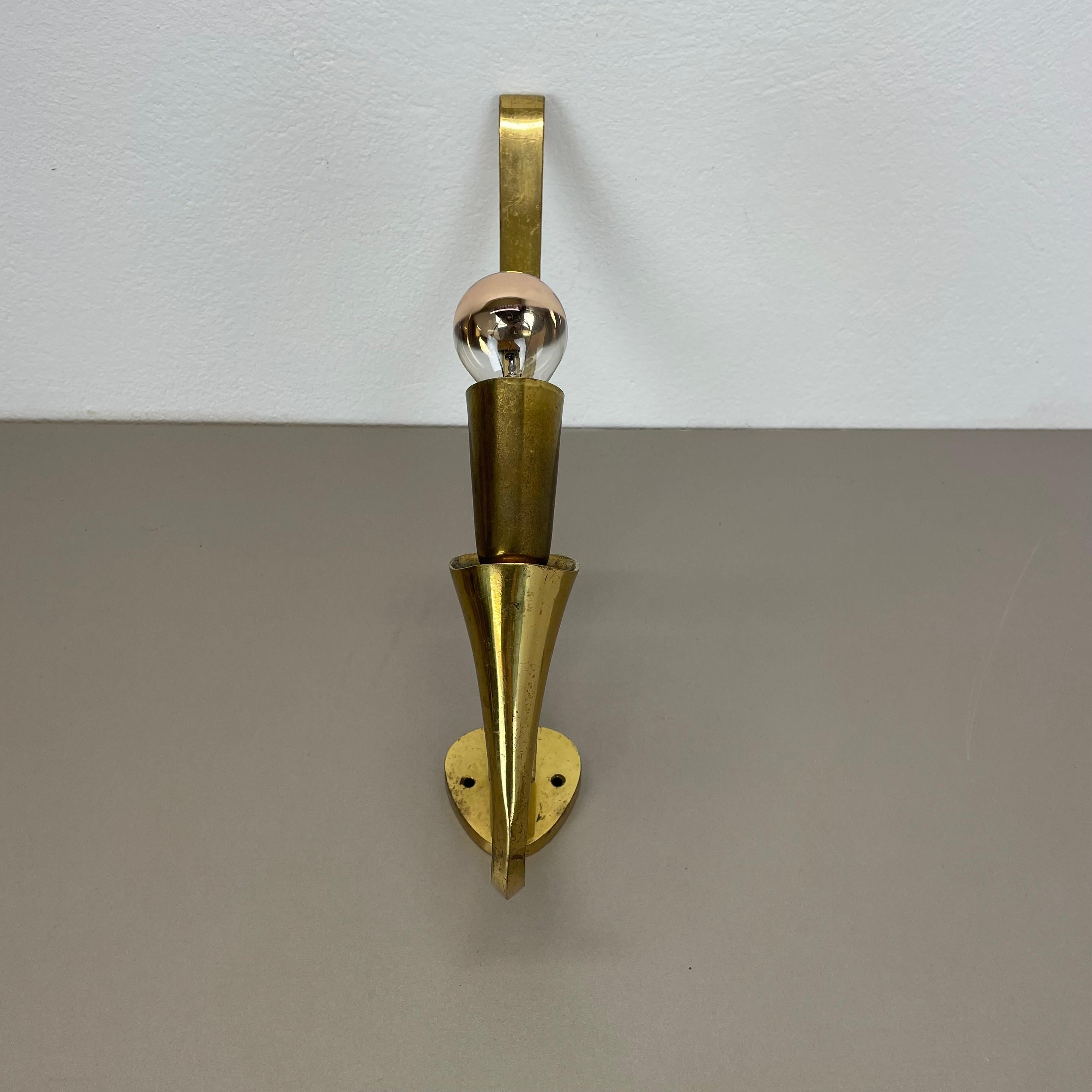 rare minimalist 41cm Brass Stilnovo Style Theatre Wall Light Sconce, Italy 1950s In Good Condition For Sale In Kirchlengern, DE