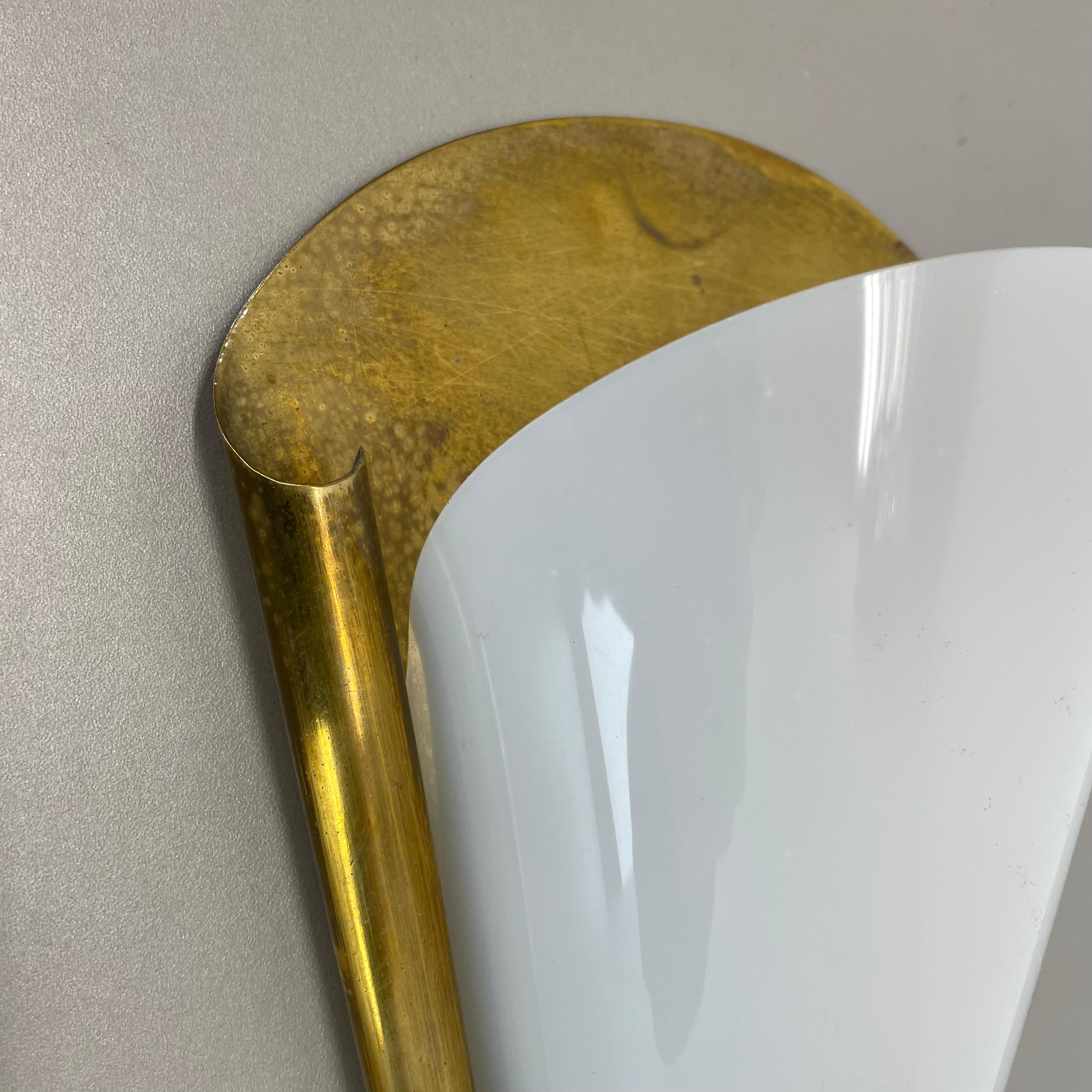 rare minimalist brass and plexiglass Stilnovo Style Wall Light, Italy 1950s For Sale 3