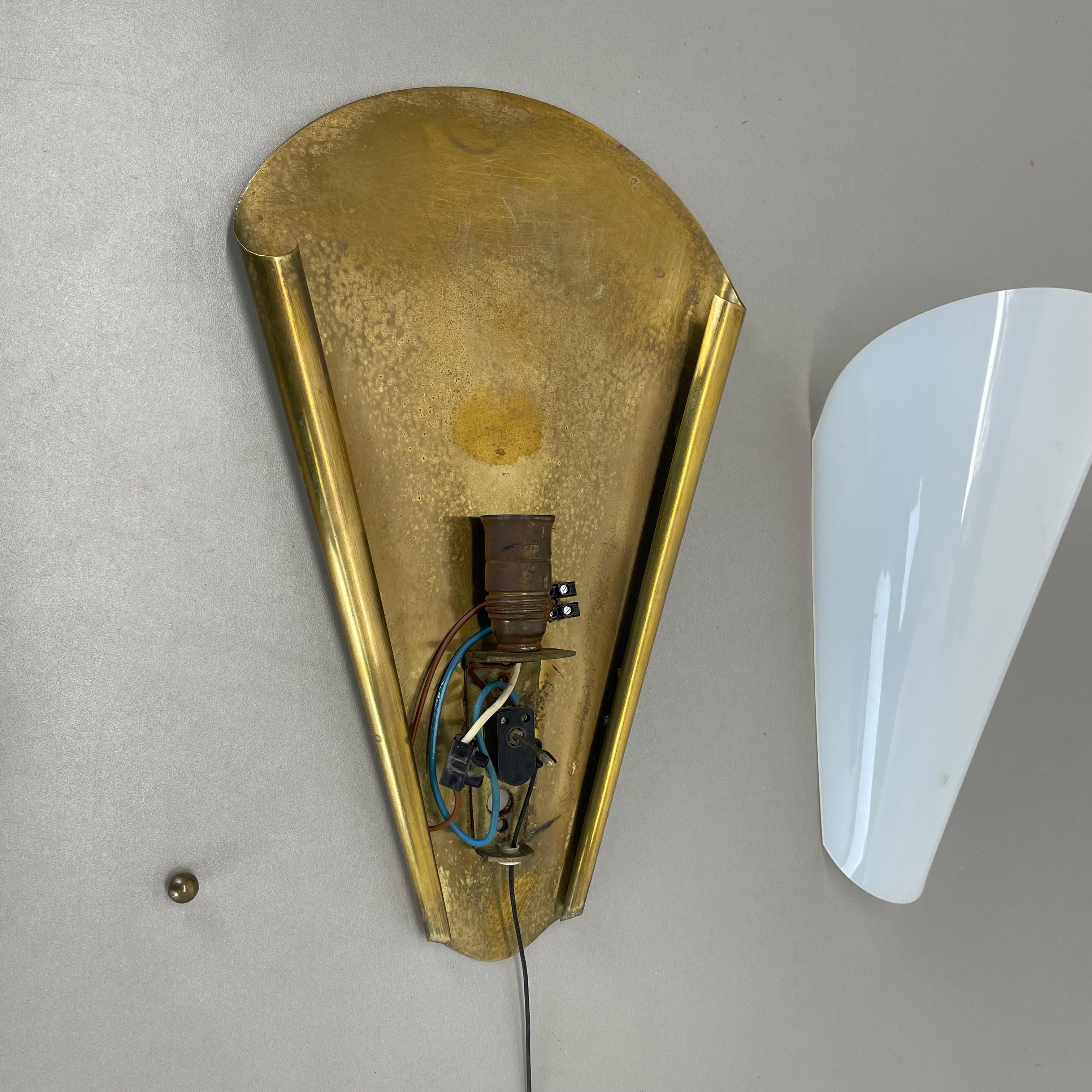rare minimalist brass and plexiglass Stilnovo Style Wall Light, Italy 1950s For Sale 7
