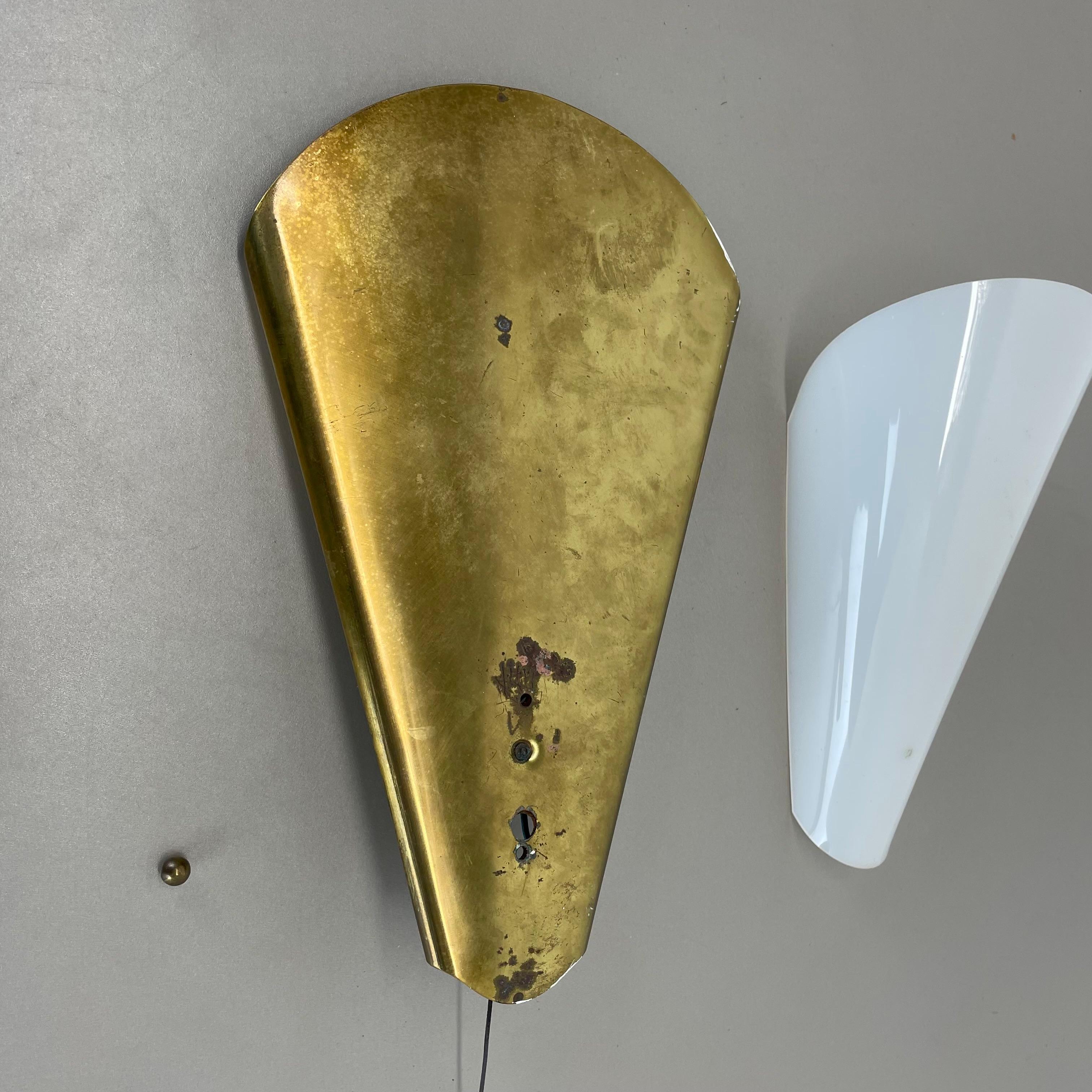 rare minimalist brass and plexiglass Stilnovo Style Wall Light, Italy 1950s For Sale 10