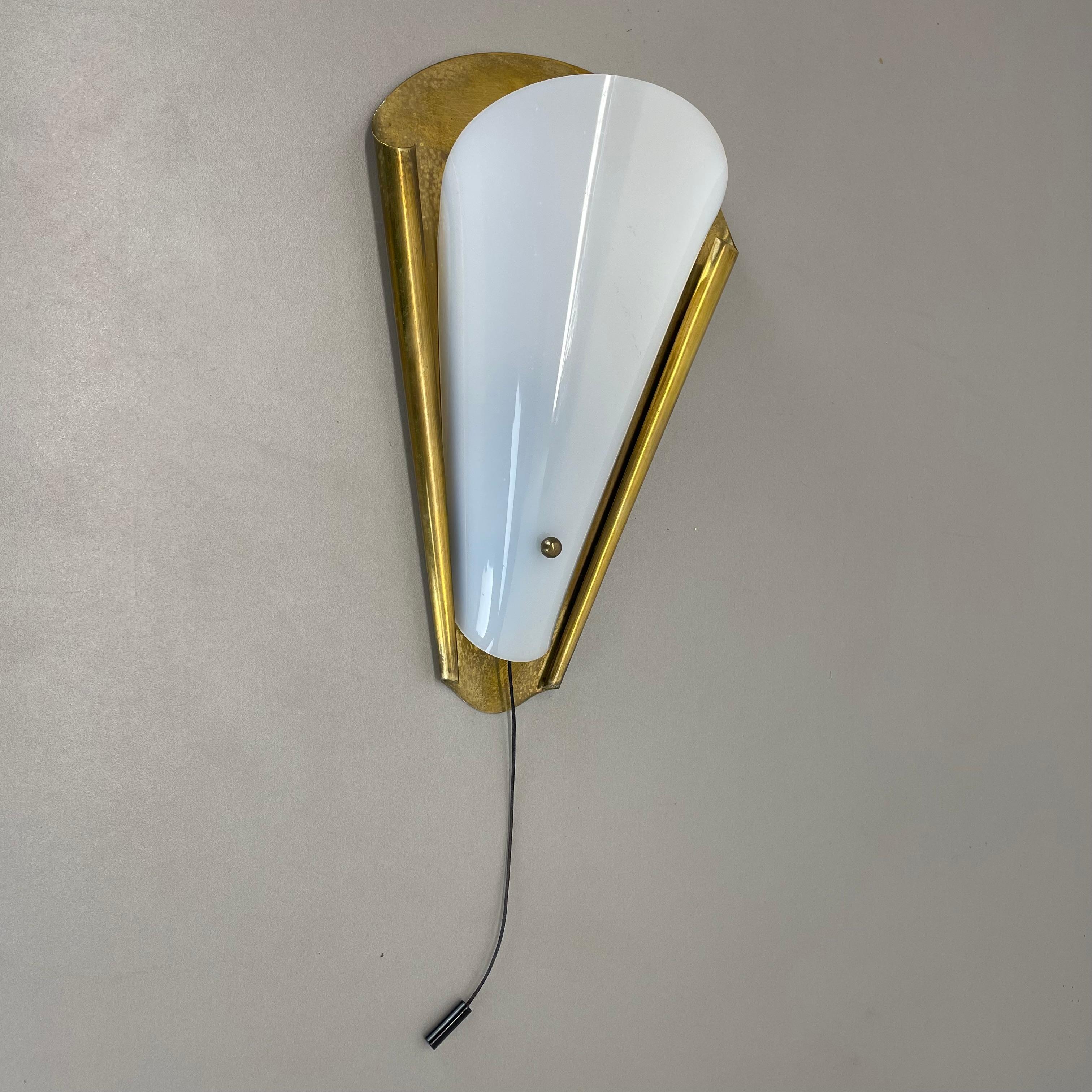 Article:

brass and plexiglass theatre wall light



Origin:

Italy



Age:

1950s


This modernist light was produced in Italy in the 1950s in Italy. It is made of brass and metal with a tube form plexiglass shade element at the front covering the