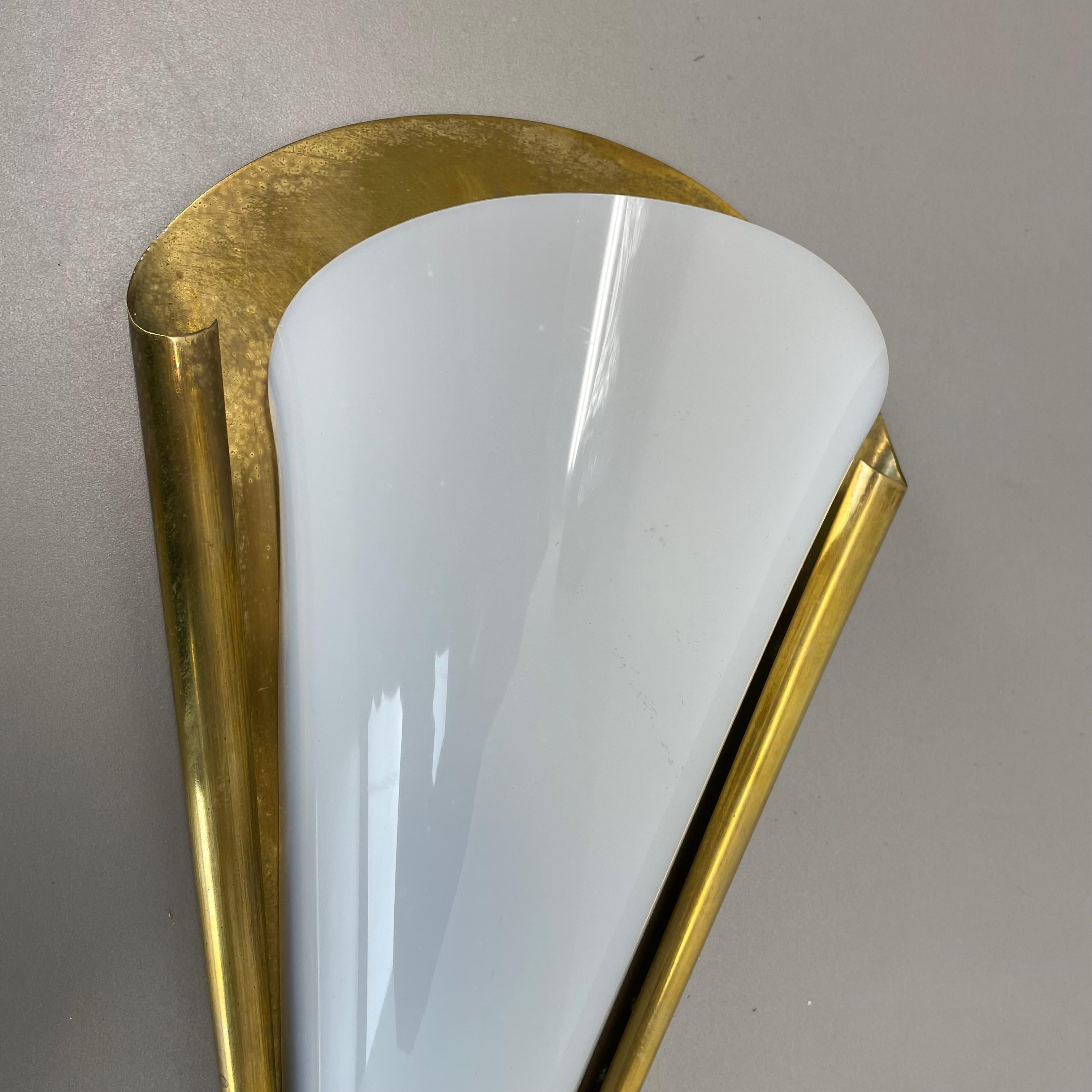 Mid-Century Modern rare minimalist brass and plexiglass Stilnovo Style Wall Light, Italy 1950s For Sale