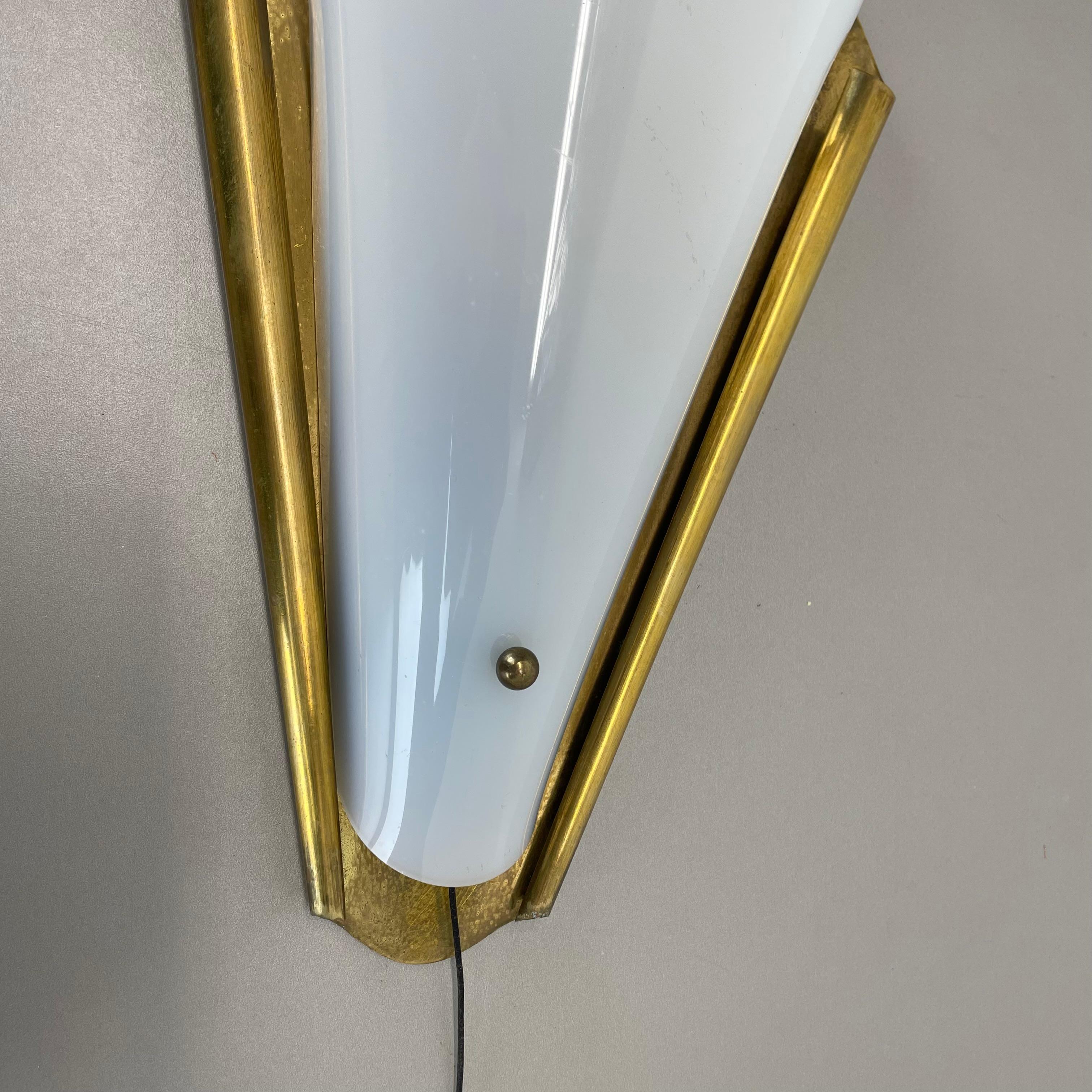 Italian rare minimalist brass and plexiglass Stilnovo Style Wall Light, Italy 1950s For Sale