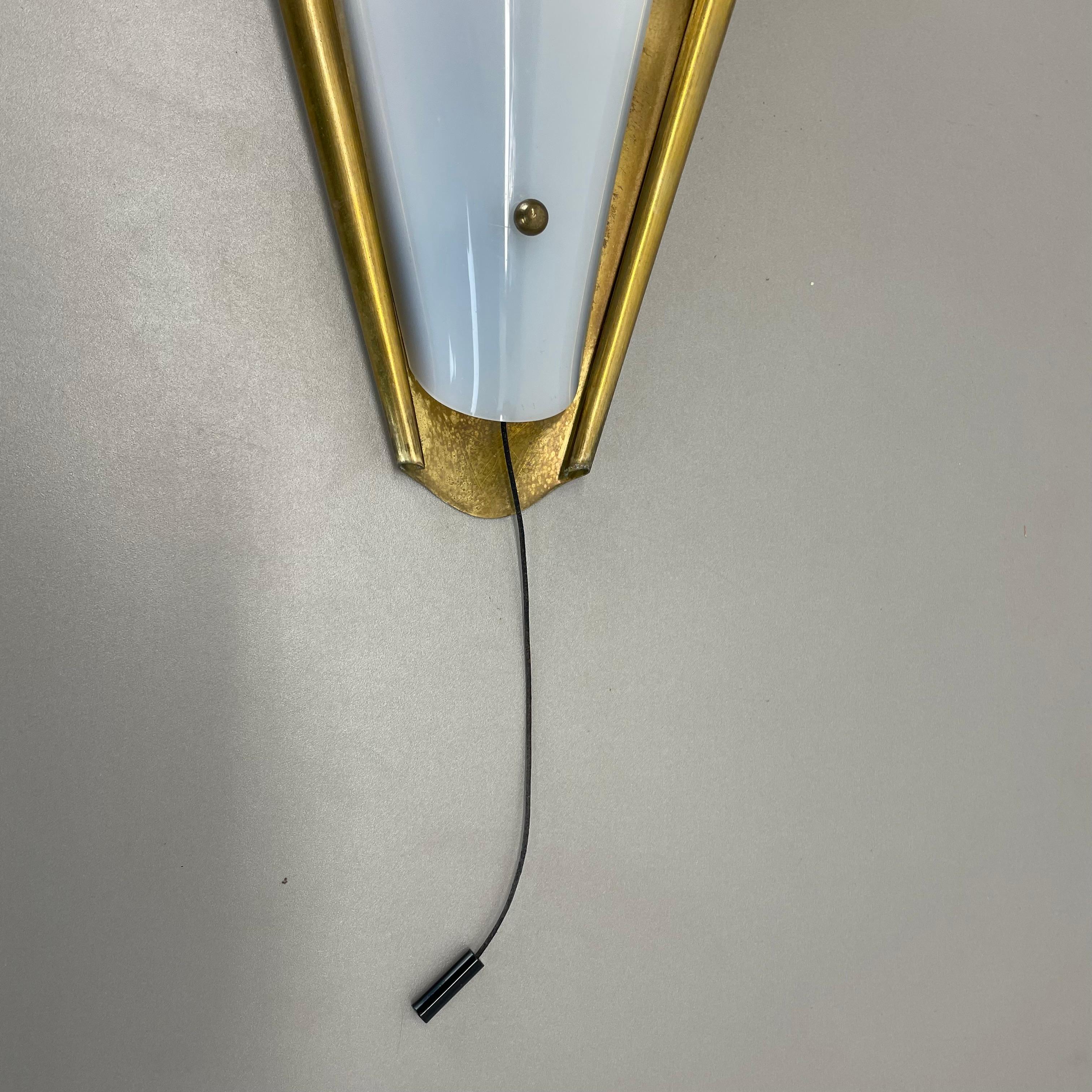 rare minimalist brass and plexiglass Stilnovo Style Wall Light, Italy 1950s In Good Condition For Sale In Kirchlengern, DE