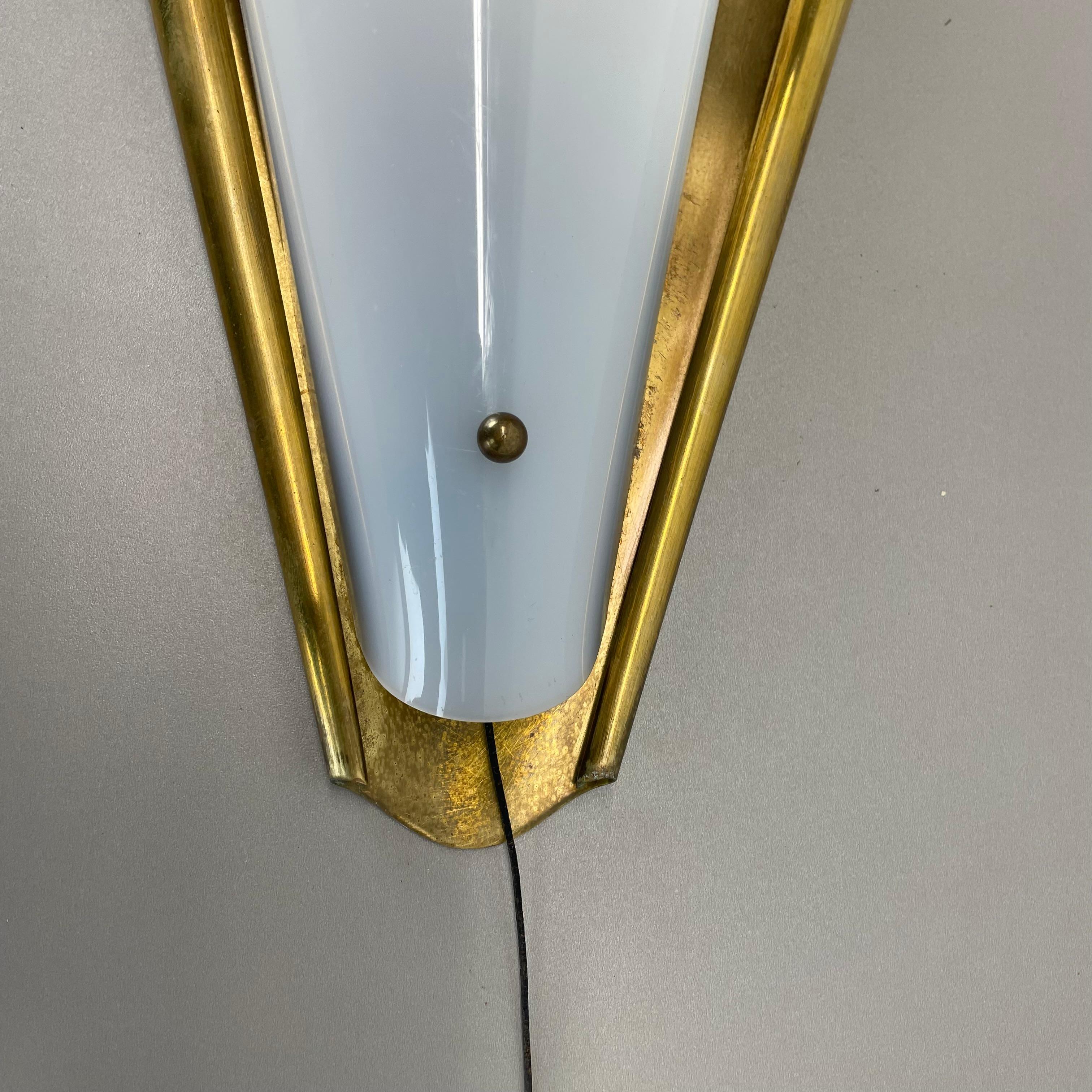 20th Century rare minimalist brass and plexiglass Stilnovo Style Wall Light, Italy 1950s For Sale