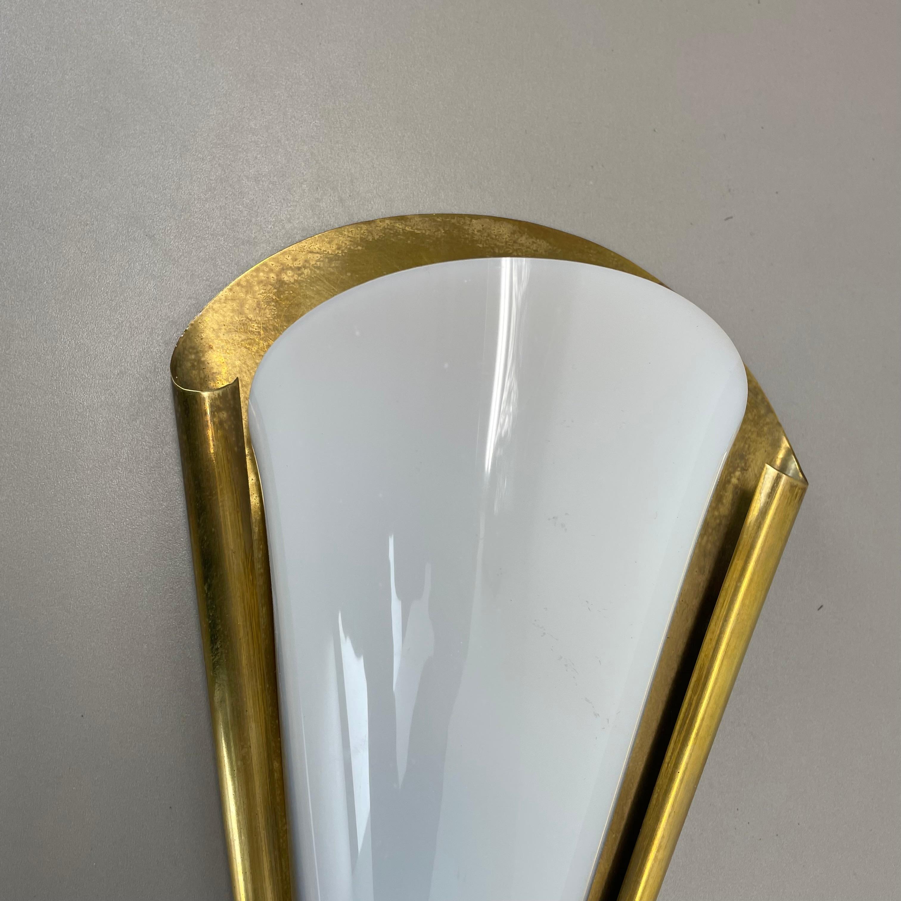 rare minimalist brass and plexiglass Stilnovo Style Wall Light, Italy 1950s For Sale 1