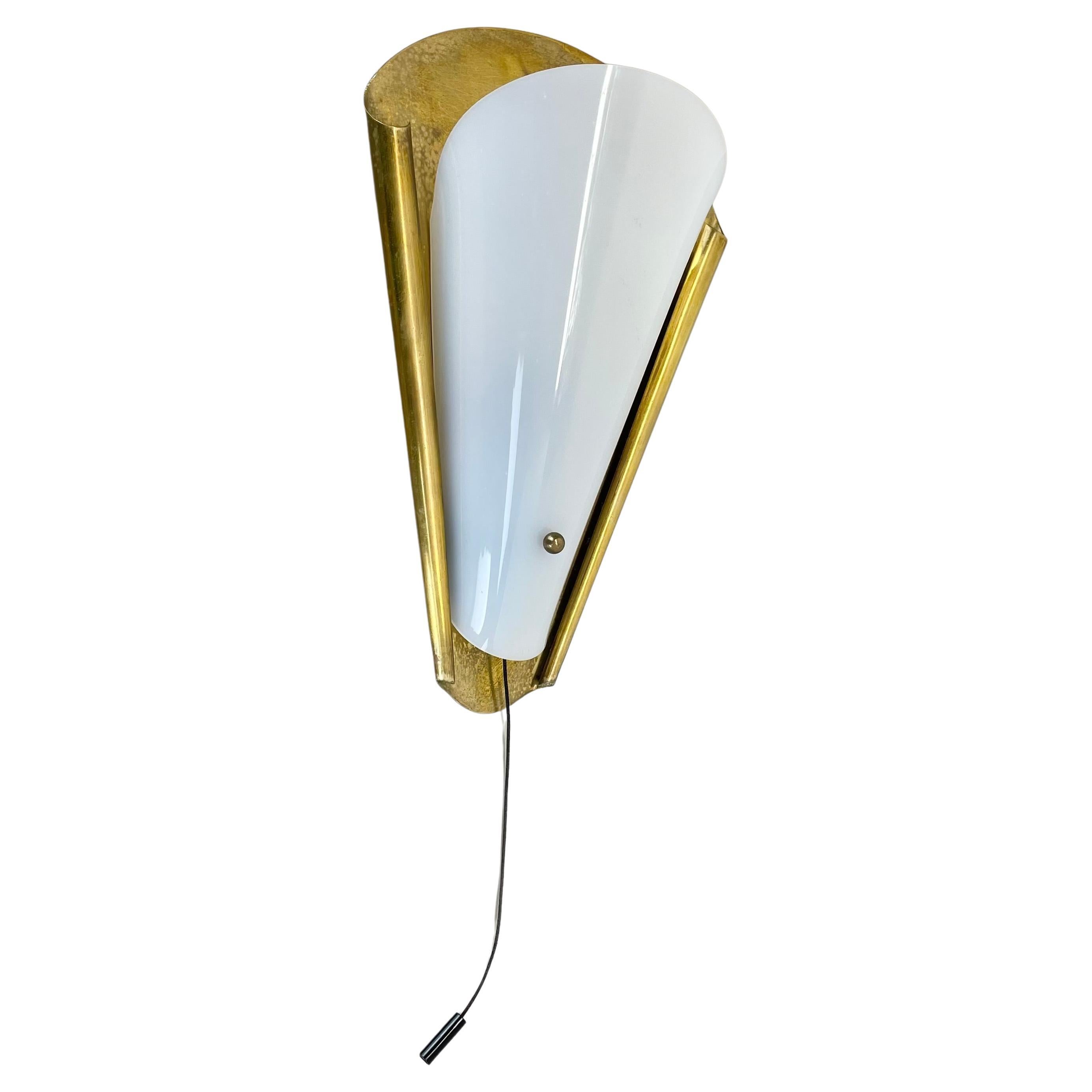 rare minimalist brass and plexiglass Stilnovo Style Wall Light, Italy 1950s For Sale