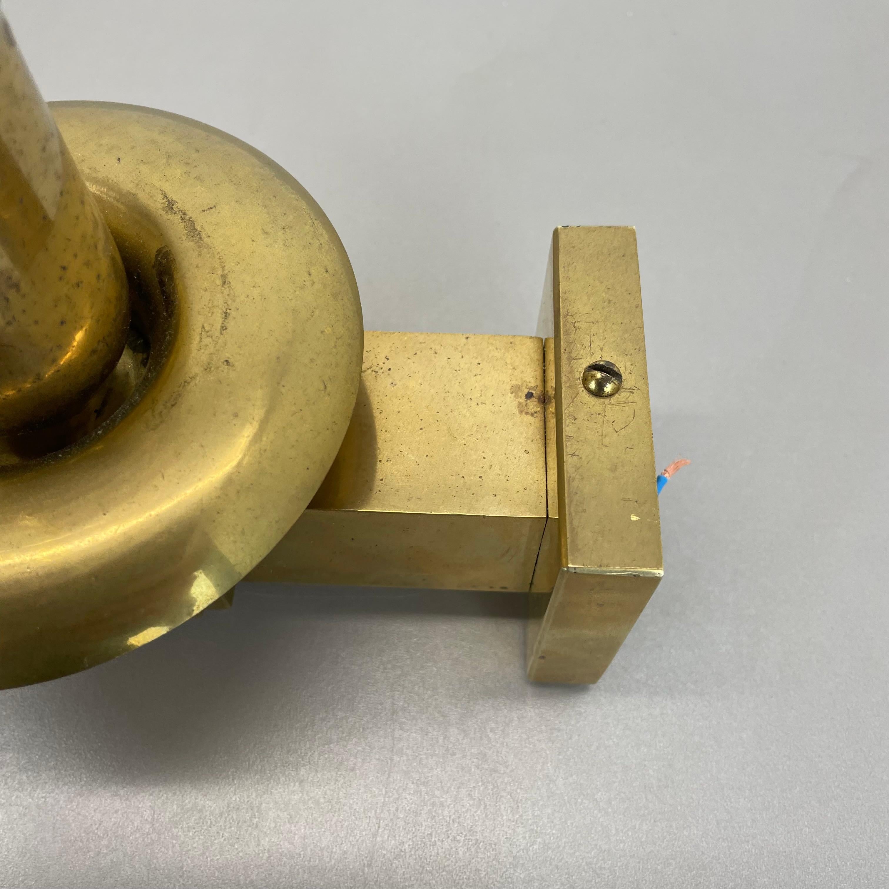 Raro aplique minimalista de latón estilo teatro Stilnovo, Italia Años 50 en venta 9