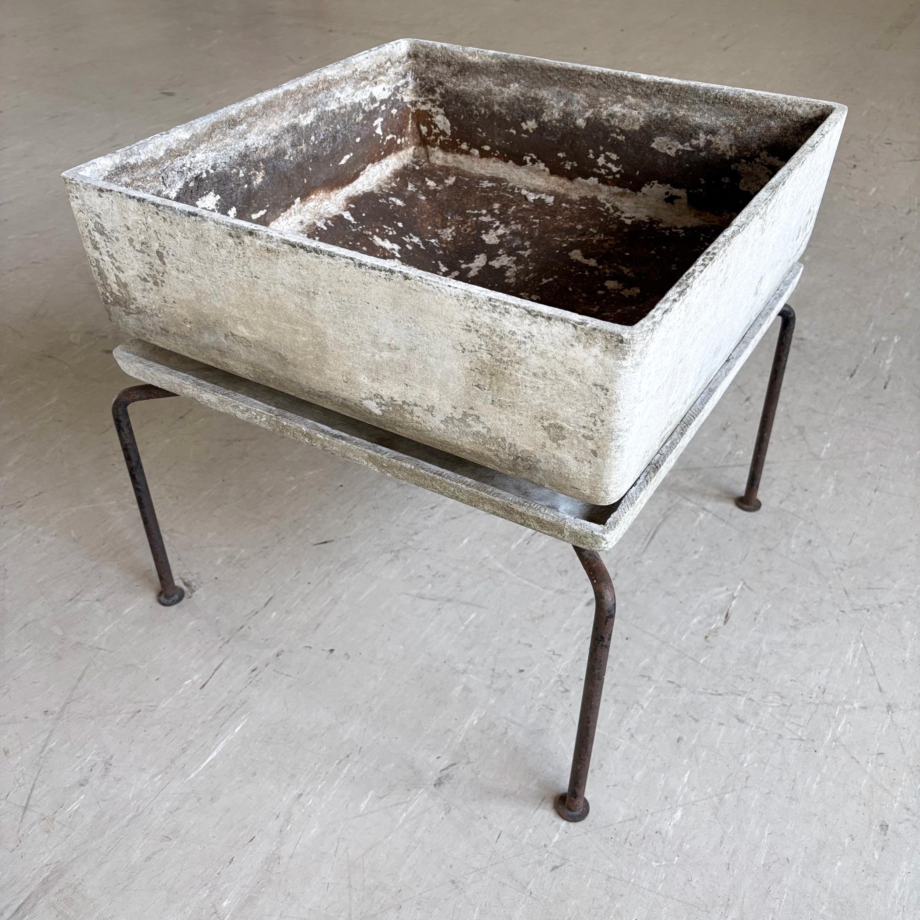 Rare Minimalist 'Caslon' concrete planter by Swiss designer, Bruno Rey, 1959 In Fair Condition For Sale In Bern, CH