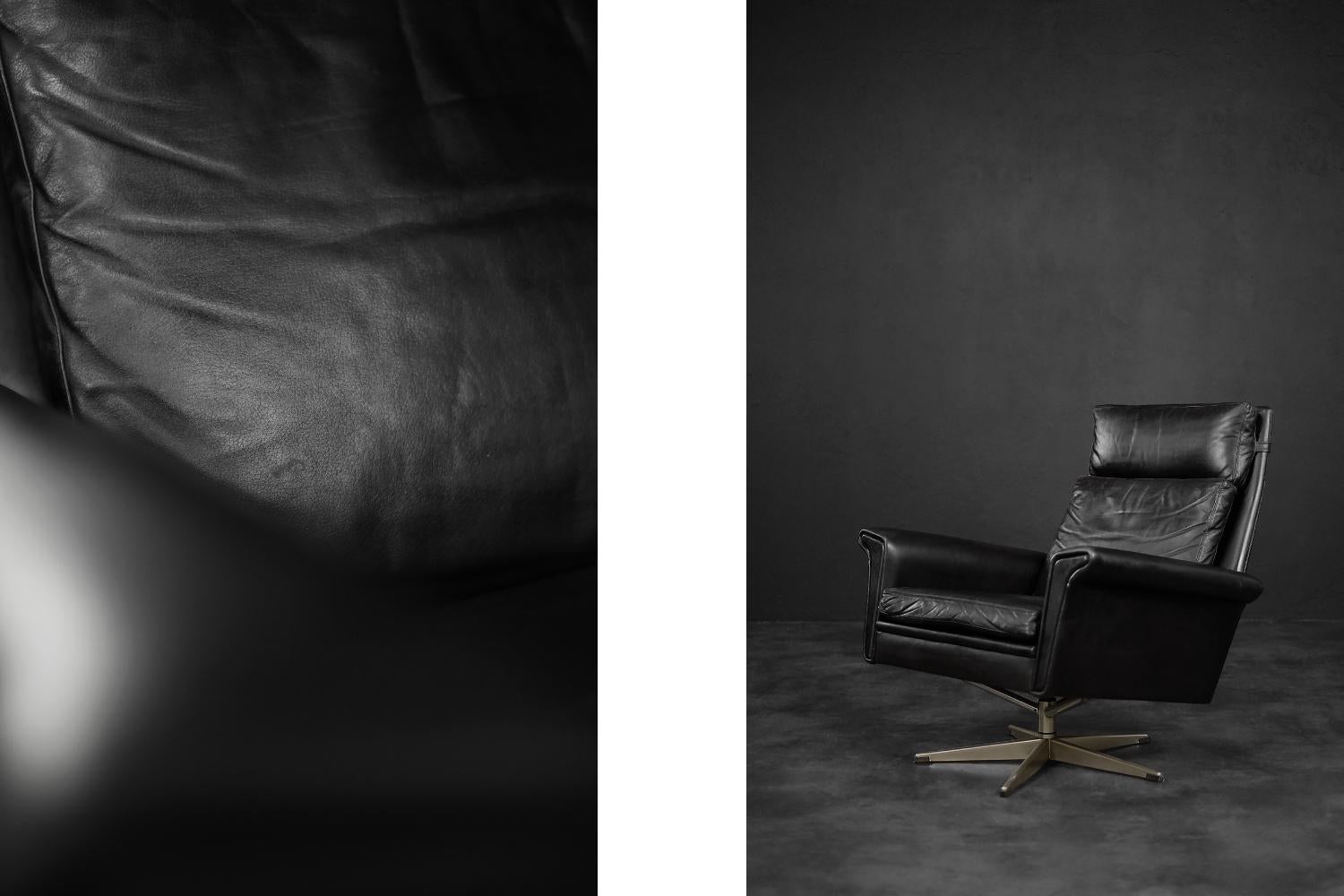 Fauteuil pivotant rare en cuir noir minimaliste danois moderne du milieu du siècle dernier  Bon état - En vente à Warszawa, Mazowieckie