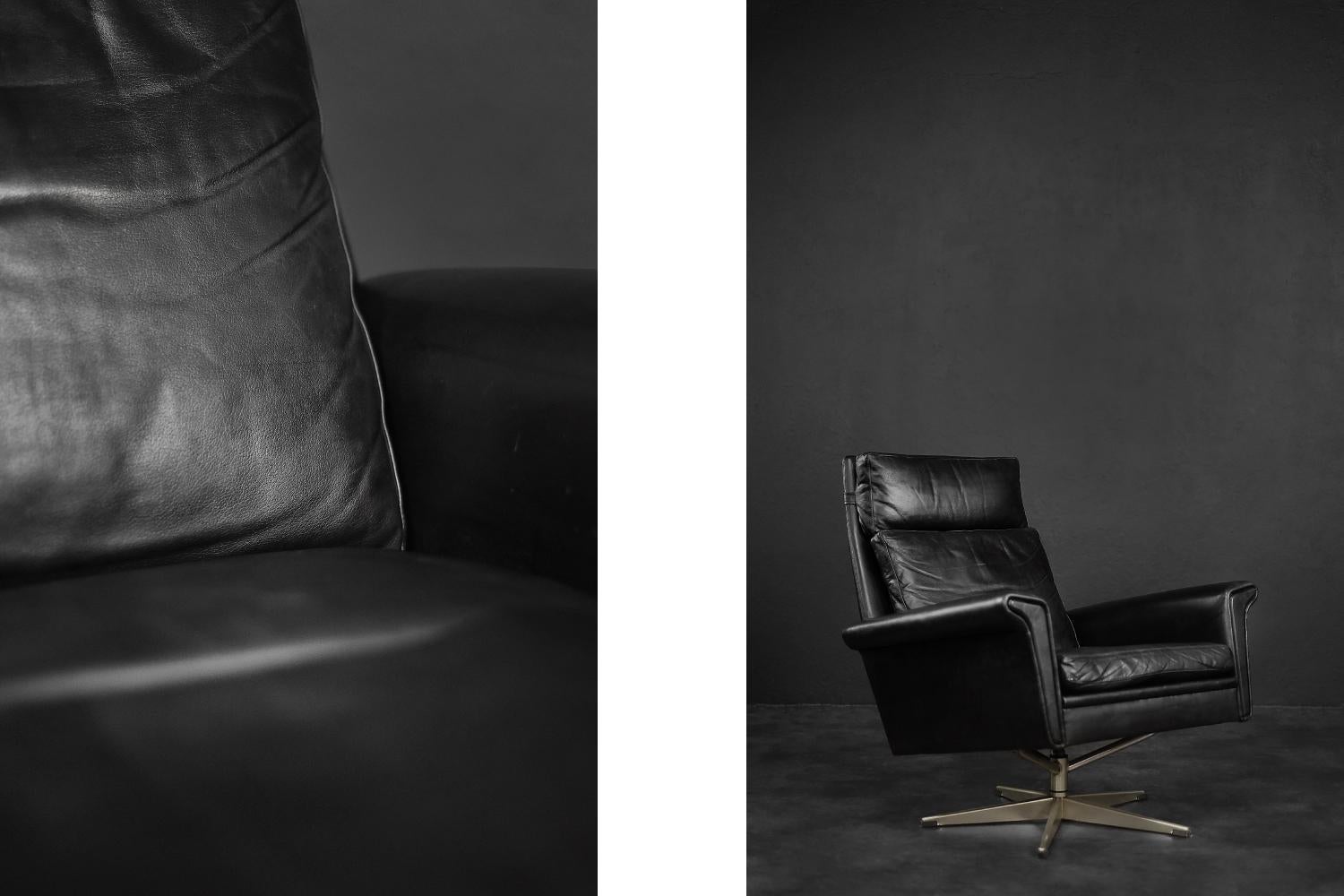 Rare Minimalist Vintage Mid-Century Danish Modern Black Leather Swivel Armchair For Sale 1