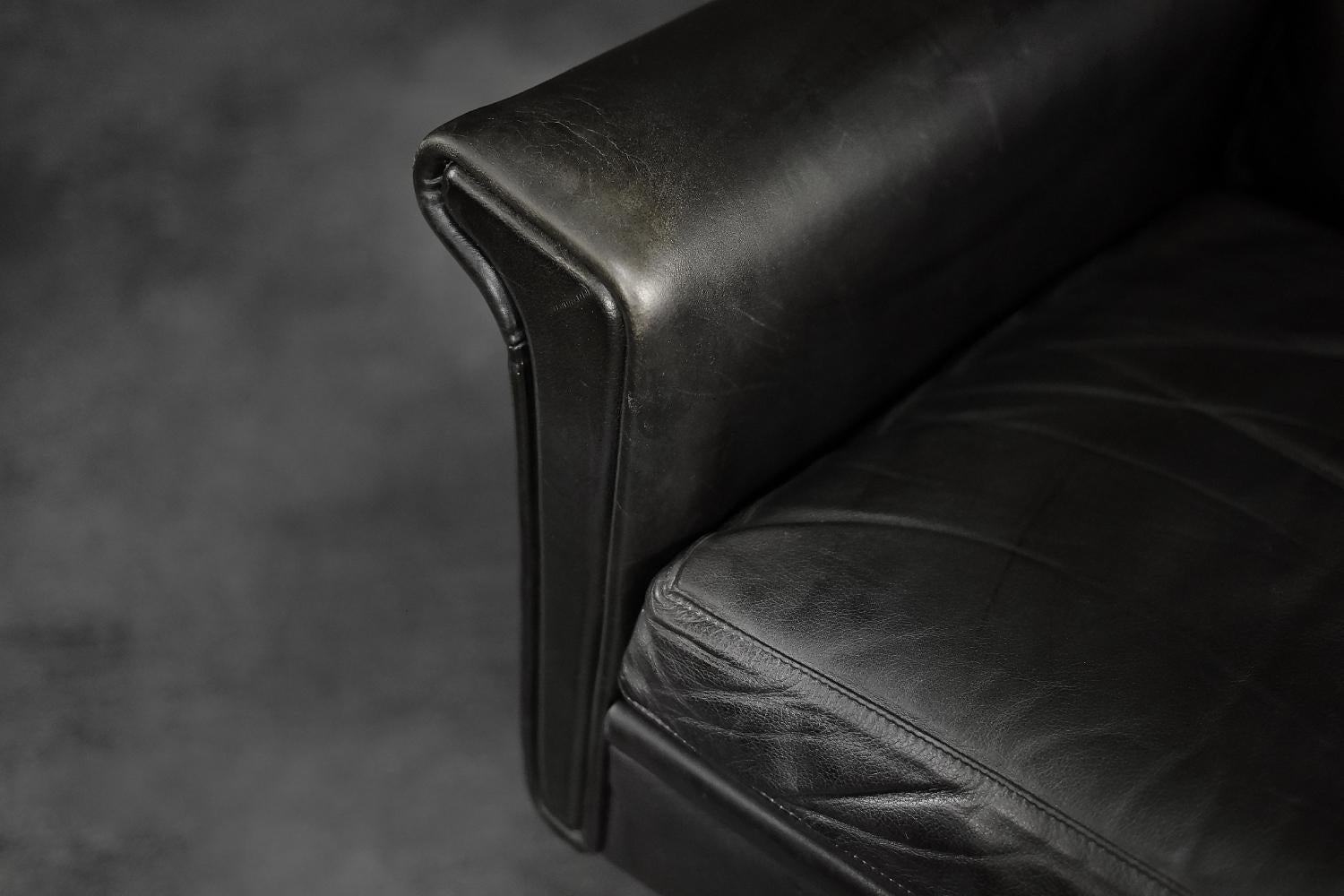 Rare Minimalist Vintage Mid-Century Danish Modern Black Leather Swivel Armchair For Sale 3