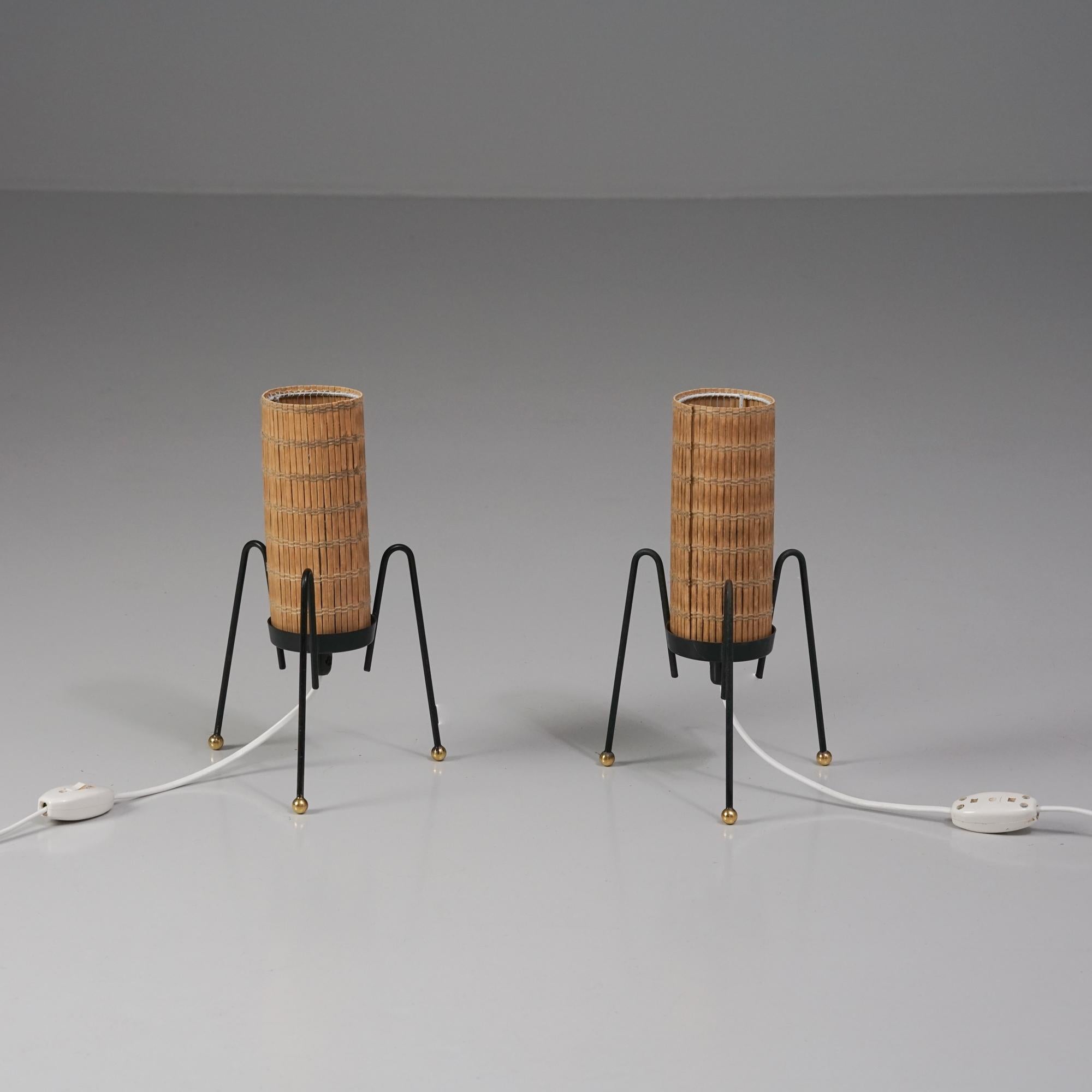 Rare lampade da tavolo minimaliste, prodotte da Itsu, anni '60. Struttura in metallo con dettagli in ottone, paralumi a doghe di legno. Contrassegnato. Buone condizioni vintage, lieve patina coerente con l'età e l'uso. 