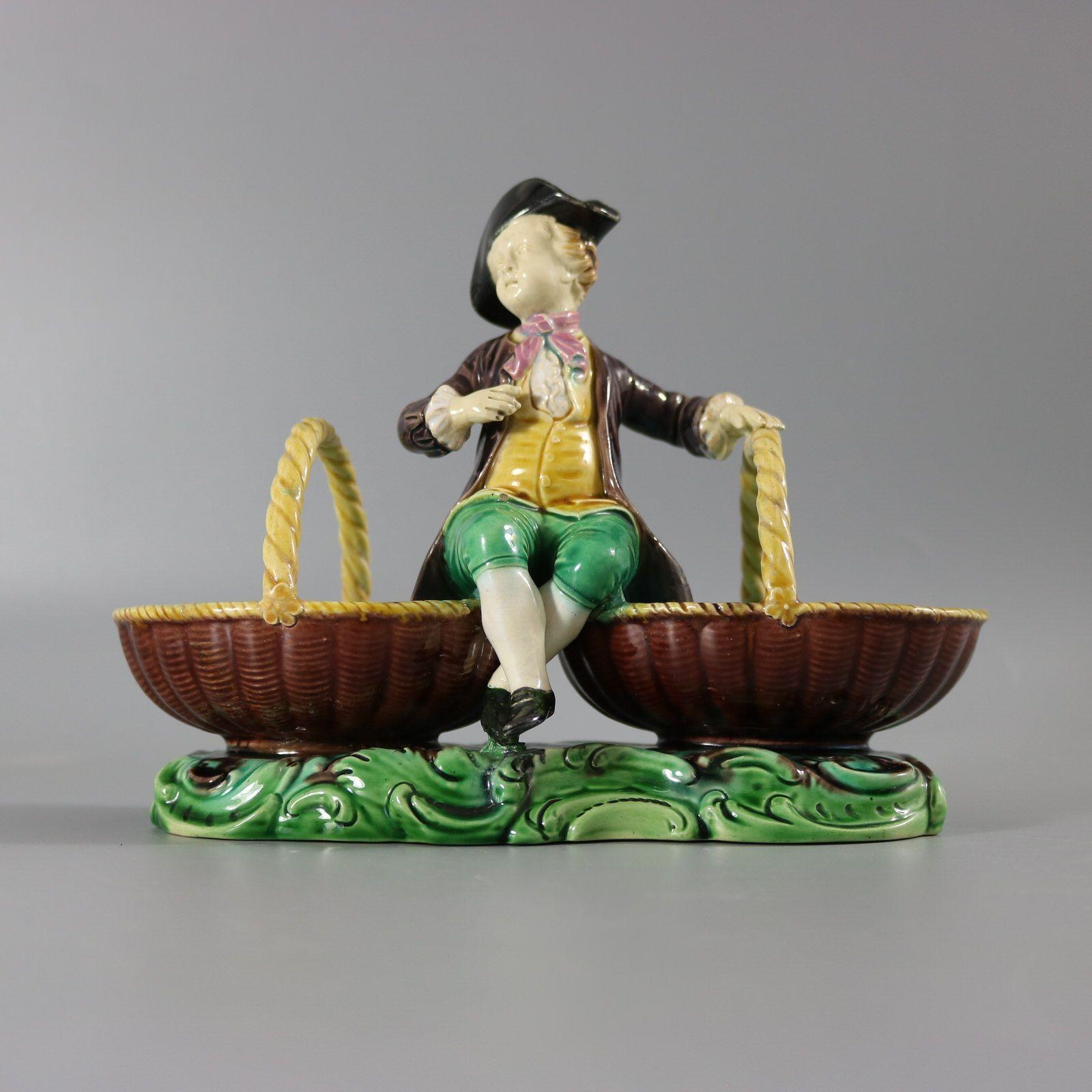 Rare figurine en majolique de Minton avec paniers en vente 7