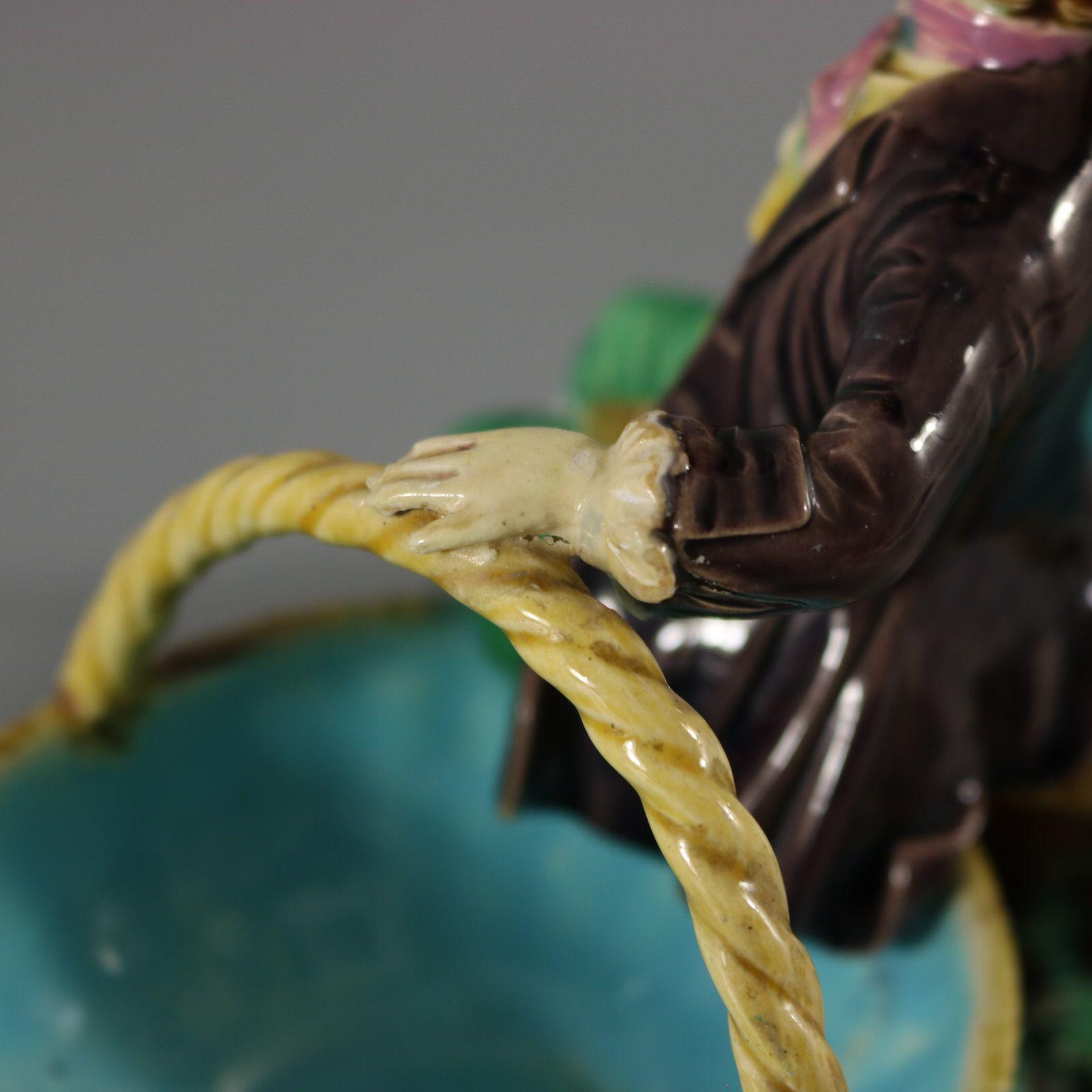 Rare figurine en majolique de Minton avec paniers en vente 8
