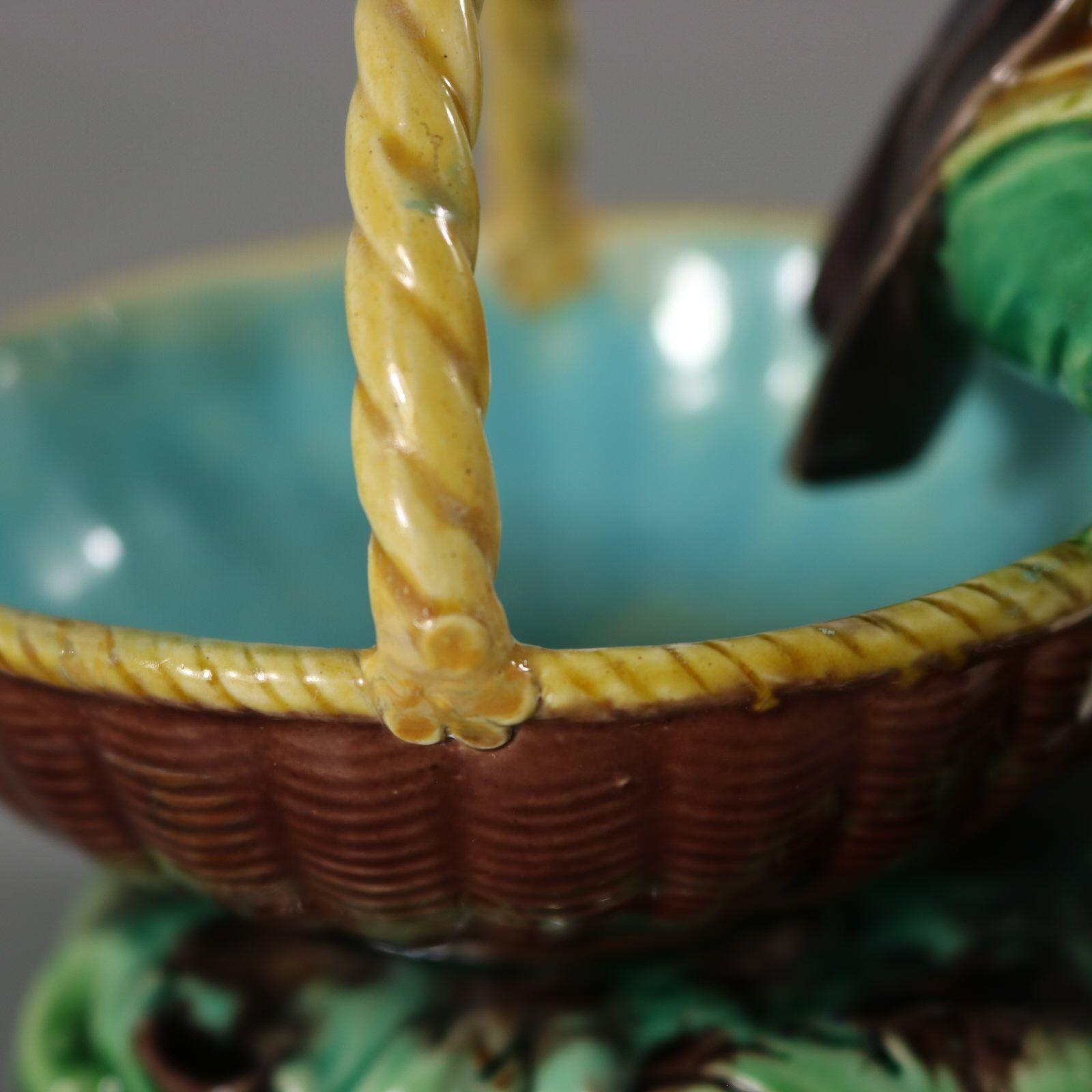 Rare figurine en majolique de Minton avec paniers en vente 10