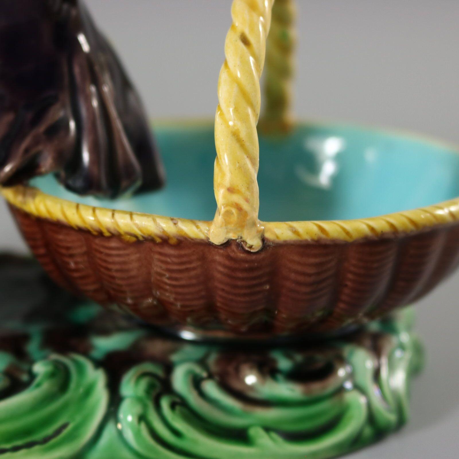 Rare figurine en majolique de Minton avec paniers en vente 11