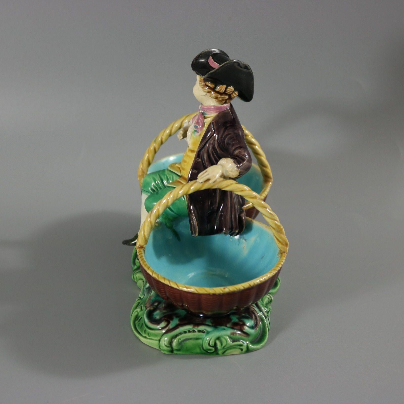 Rare figurine en majolique de Minton avec paniers État moyen - En vente à Chelmsford, Essex