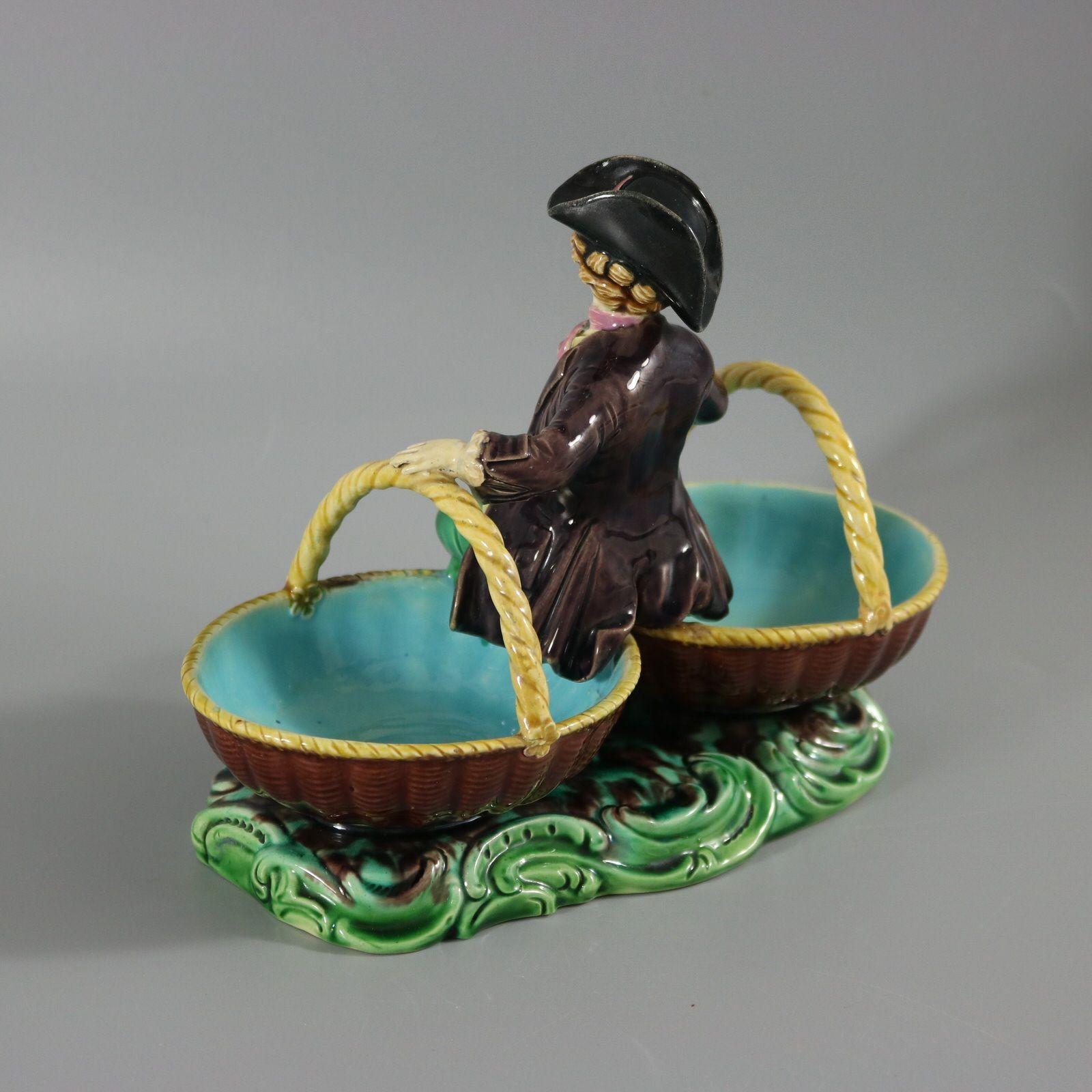 Milieu du XIXe siècle Rare figurine en majolique de Minton avec paniers en vente