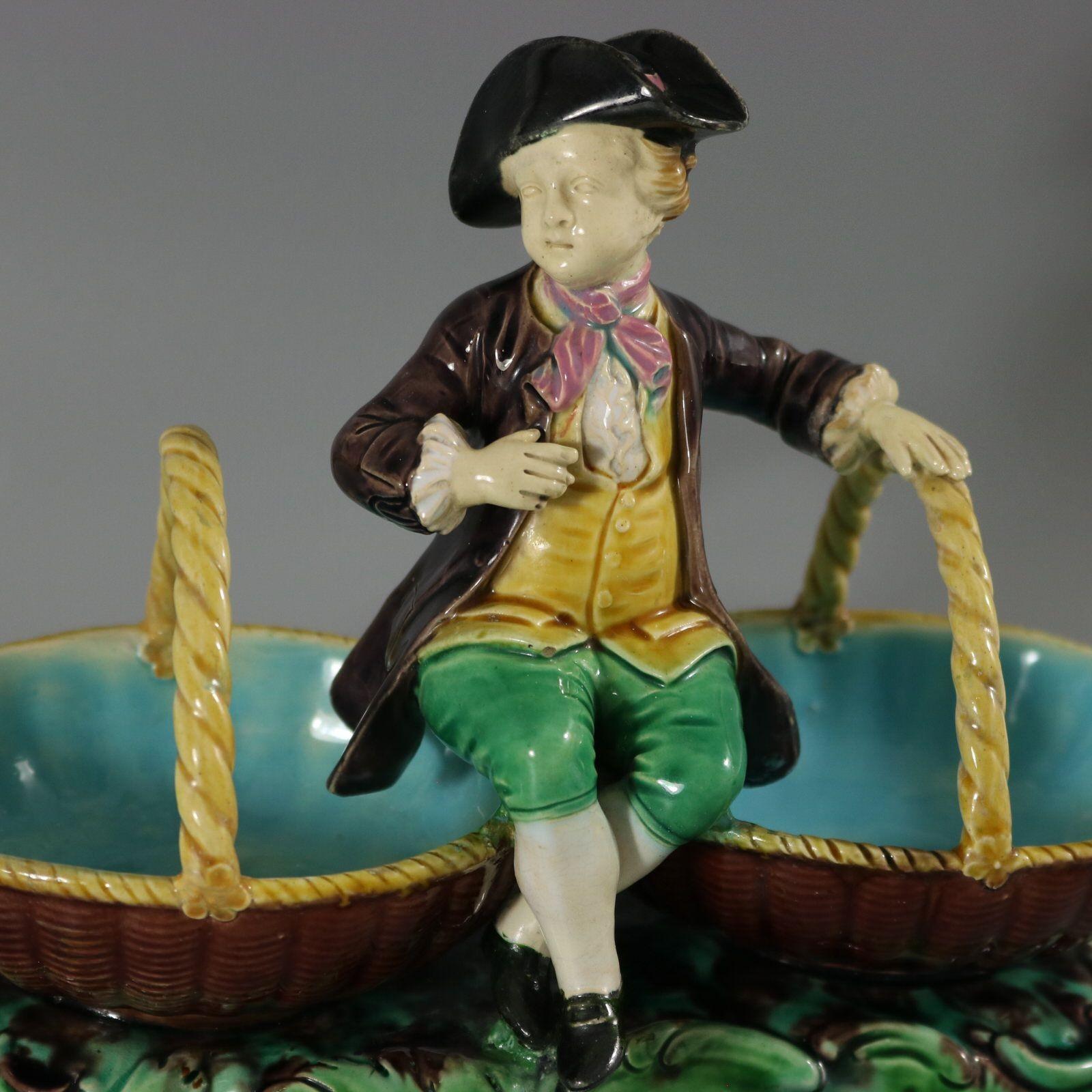 Rare figurine en majolique de Minton avec paniers en vente 3