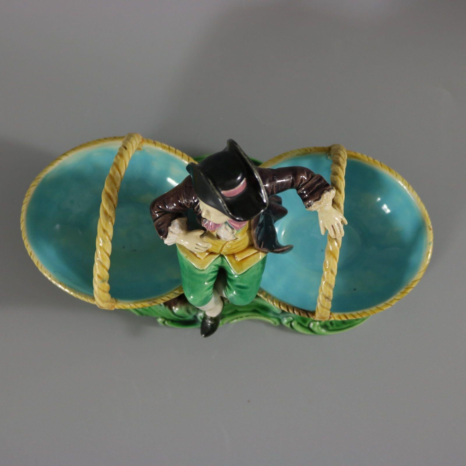Rare figurine en majolique de Minton avec paniers en vente 4