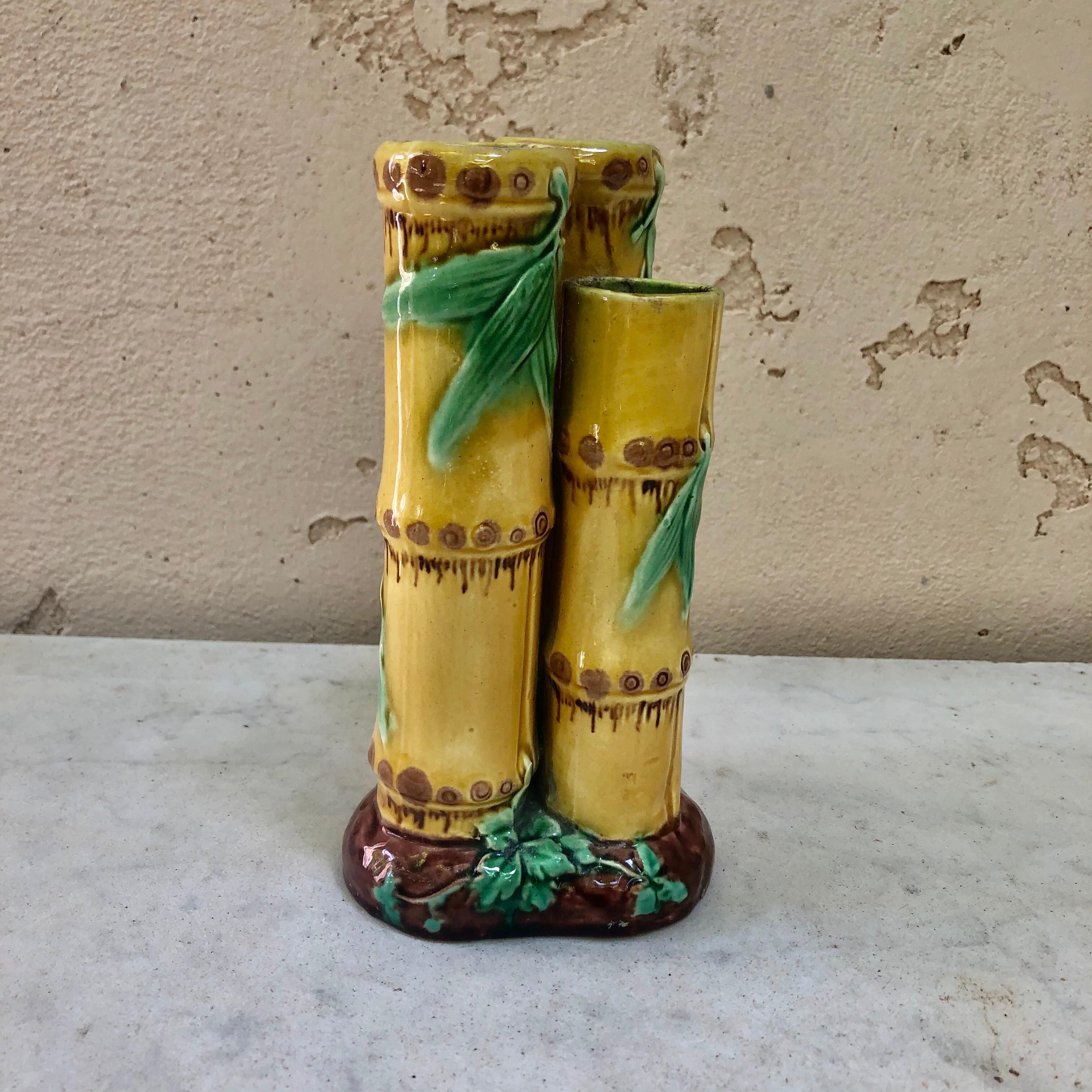 Seltene kleine Vase Minton Majolica Posy in Form von drei aufrechten gelben Bambusrohren, die alle auf einem erdigen Grund stehen.