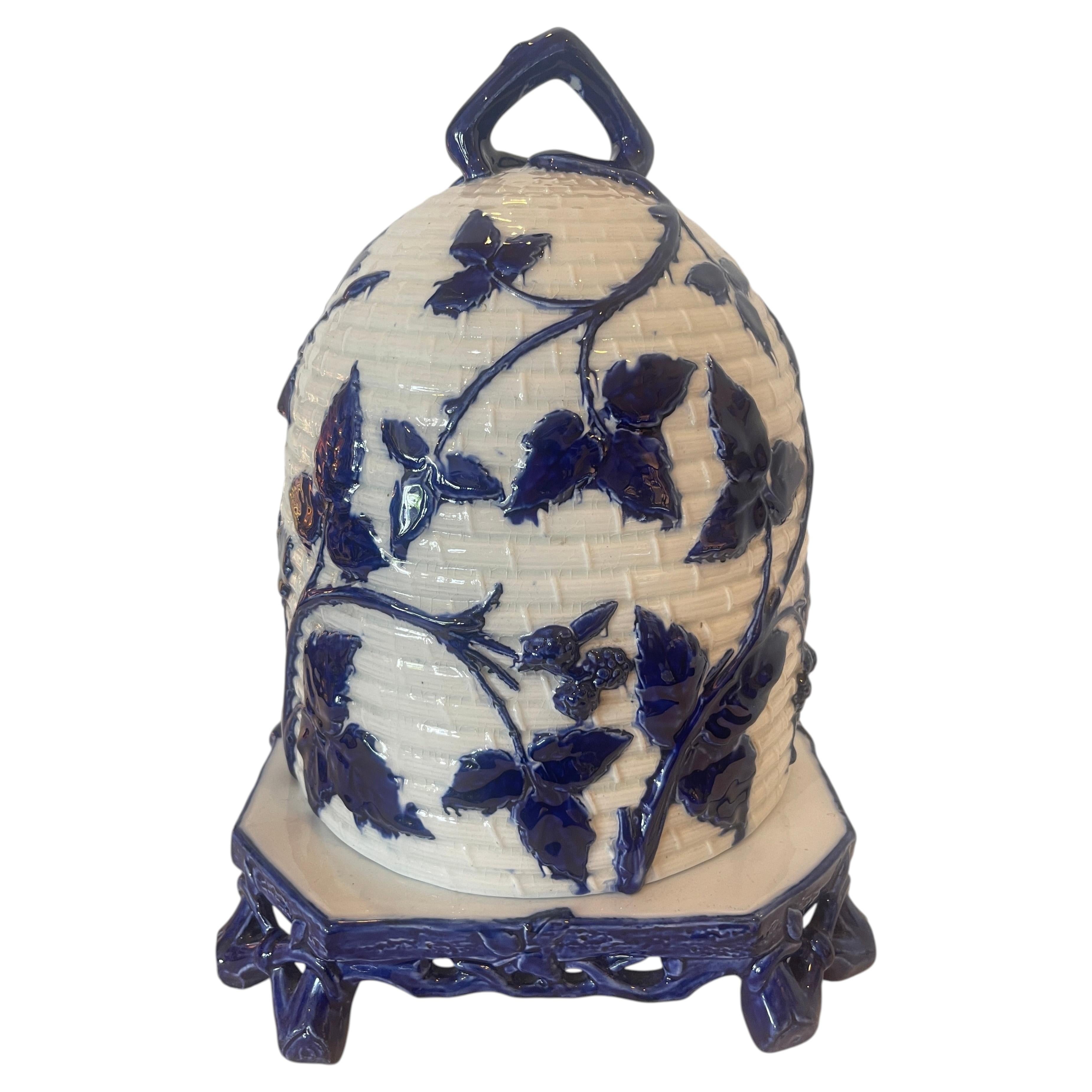 Rare cloche à fromage en majolique « ruche » de la manufacture Minton, bleu et blanc, de style victorien, vers 1870