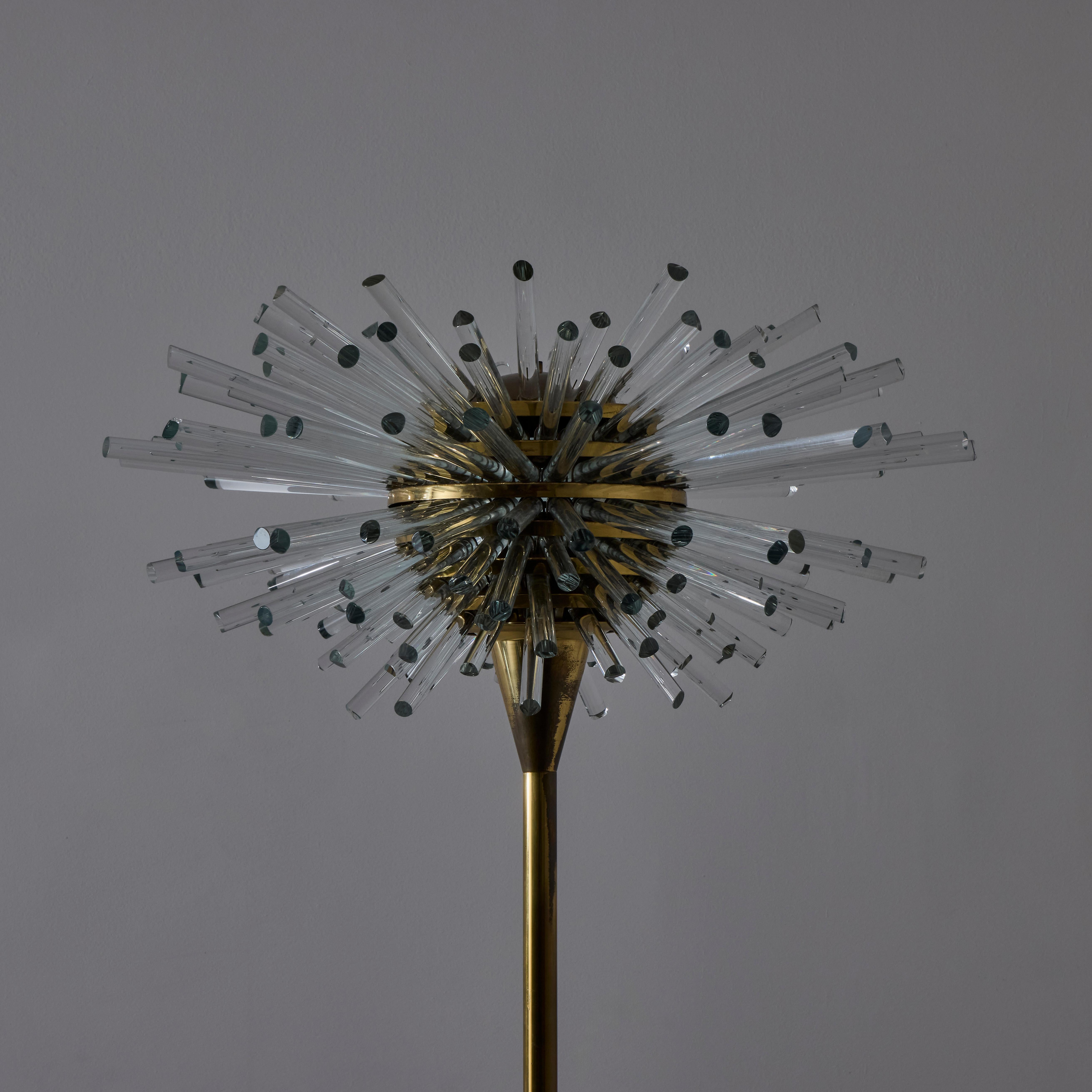 Rare lampadaire 'Miracle' de Bakalowits & Sohn. Conçu vers les années 1960. 

Pointes de cristal autour d'un boîtier en laiton. Chaque tige de cristal présente des coupes variables à ses extrémités. La lumière émise provient de l'intérieur du noyau