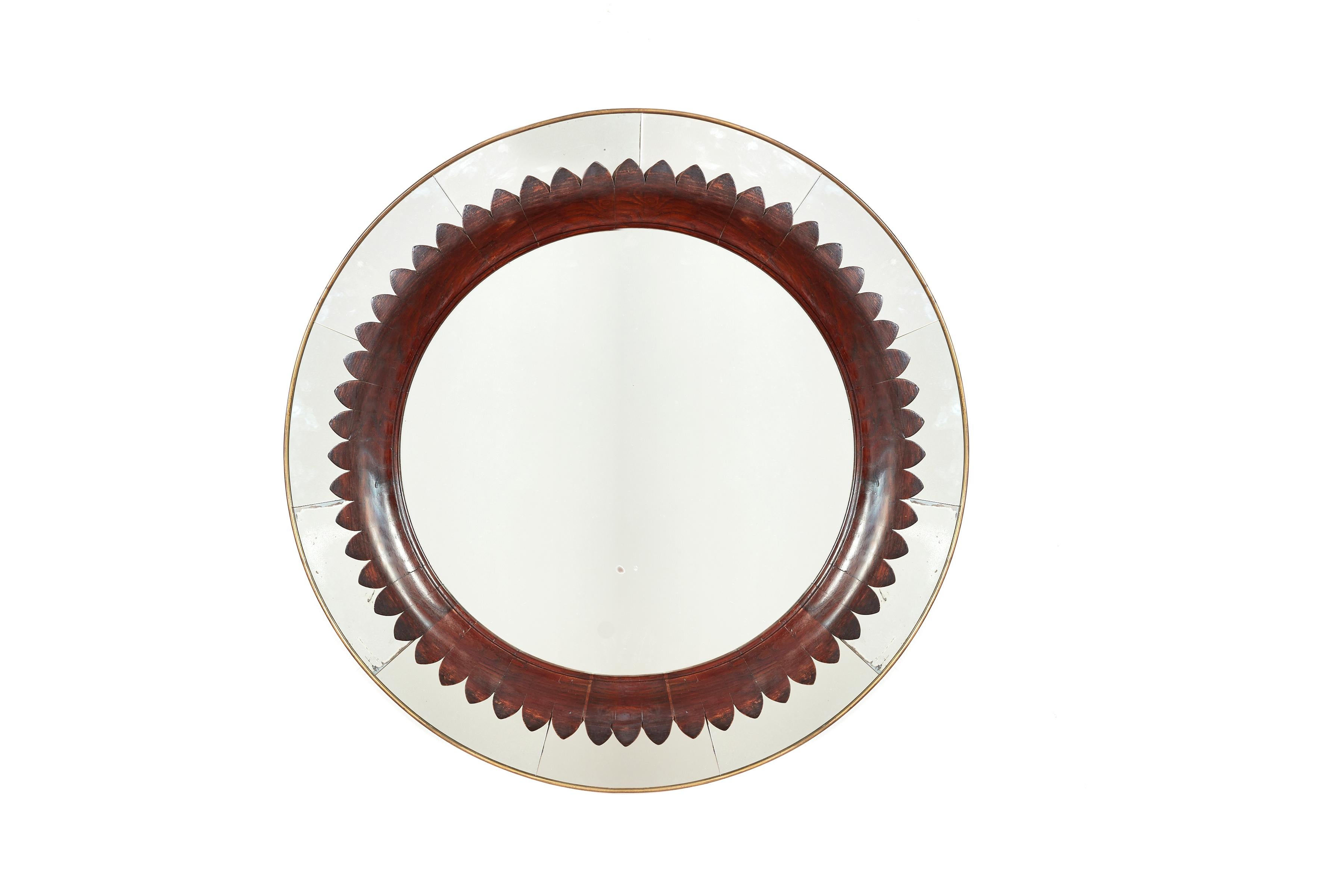 Raro specchio di Fratelli Marelli per Framar con cornice smerlata in noce intagliata a mano. Specchio originale con cornice rotonda in ottone di squisita fattura.

Italia anni '40