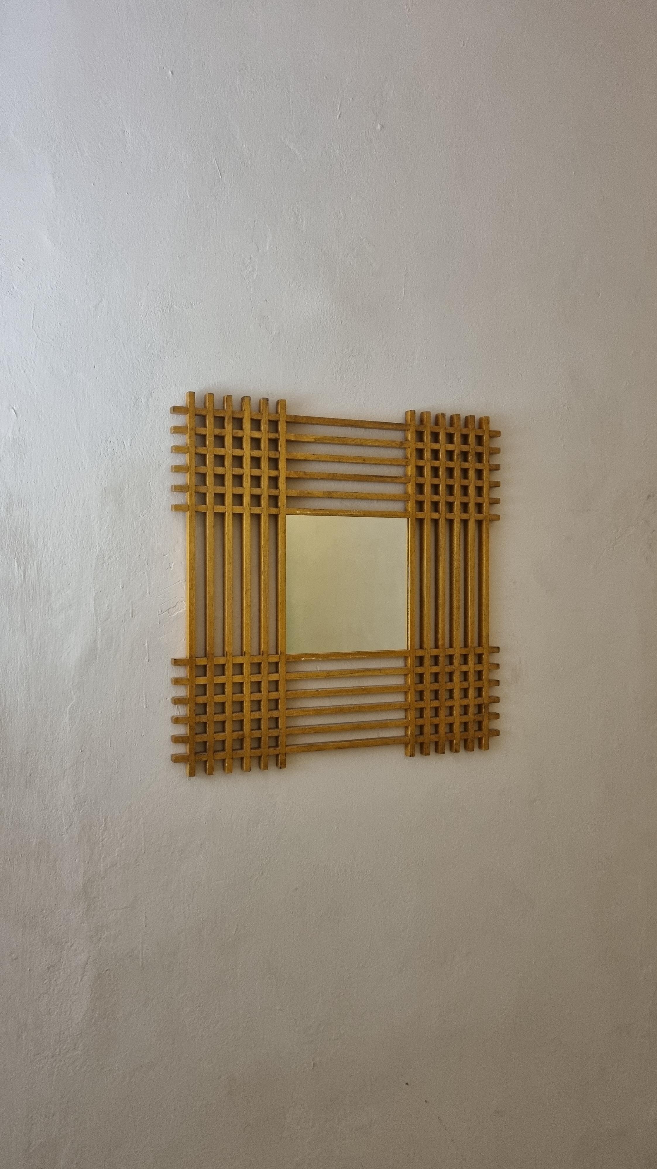 Rare miroir conçu par Ettore Sottsass pour Santambrogio & De Berti, 1962.
Structure en bois lamellé-collé. verre miroir. 
Excellent état, étiquette du fabricant.

Sottsass a été le premier en Italie à exprimer, à travers ses créations, les idées
