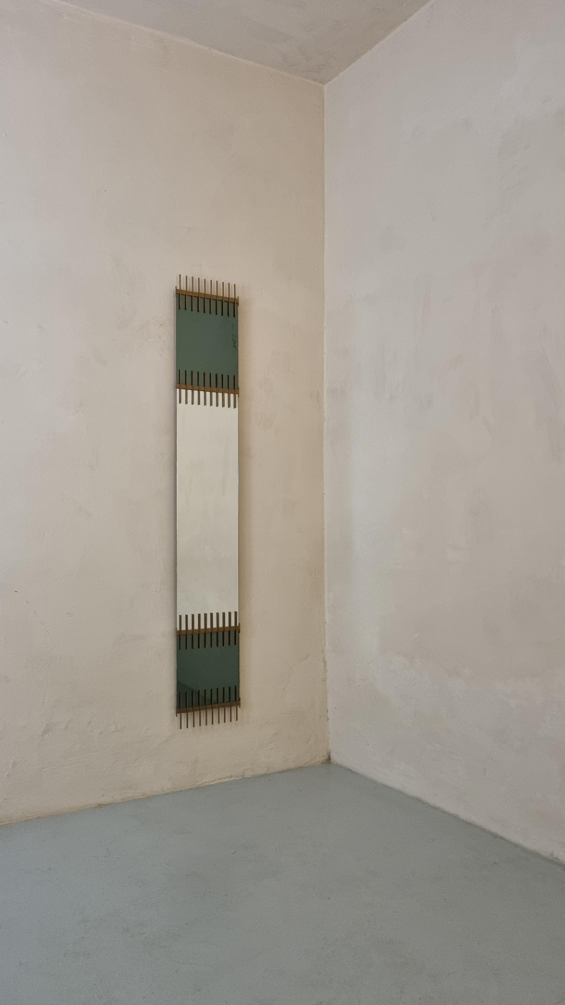 Raro specchio disegnato da Ettore Sottsass per Santambrogio & De Berti, 1962.
Struttura in legno verniciato, vetro centrale specchiato , vetro fumè. Eccellenti condizioni, etichetta della manifattura.

Sottsass è stato il primo in Italia a