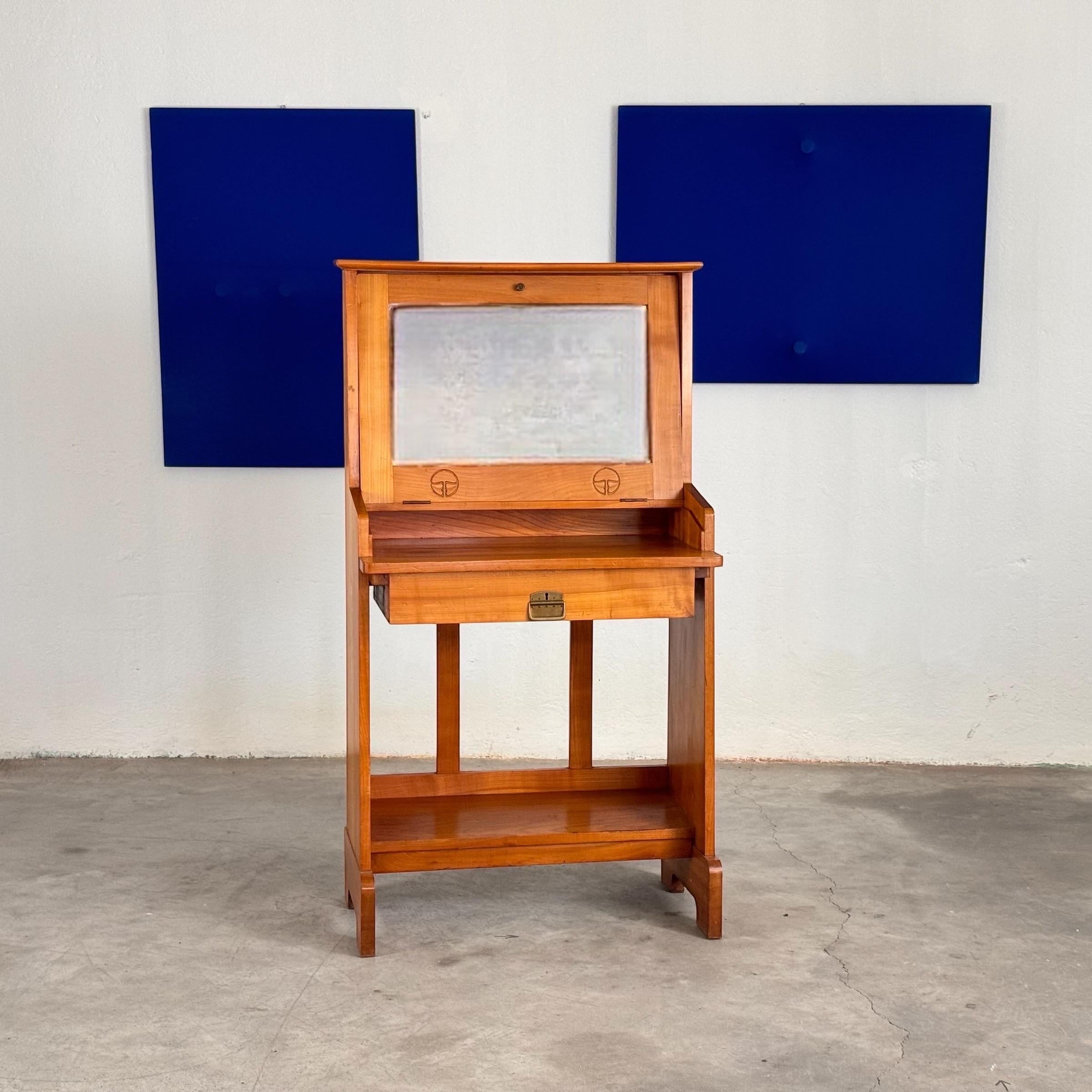Faites l'expérience d'un morceau d'histoire avec ce rare secrétaire console à miroir, fabriqué en 1910 par les célèbres designers Carlo et Piero Zen. Cette pièce exquise présente un cadre en bois de cerisier en bon état, reflétant l'élégance