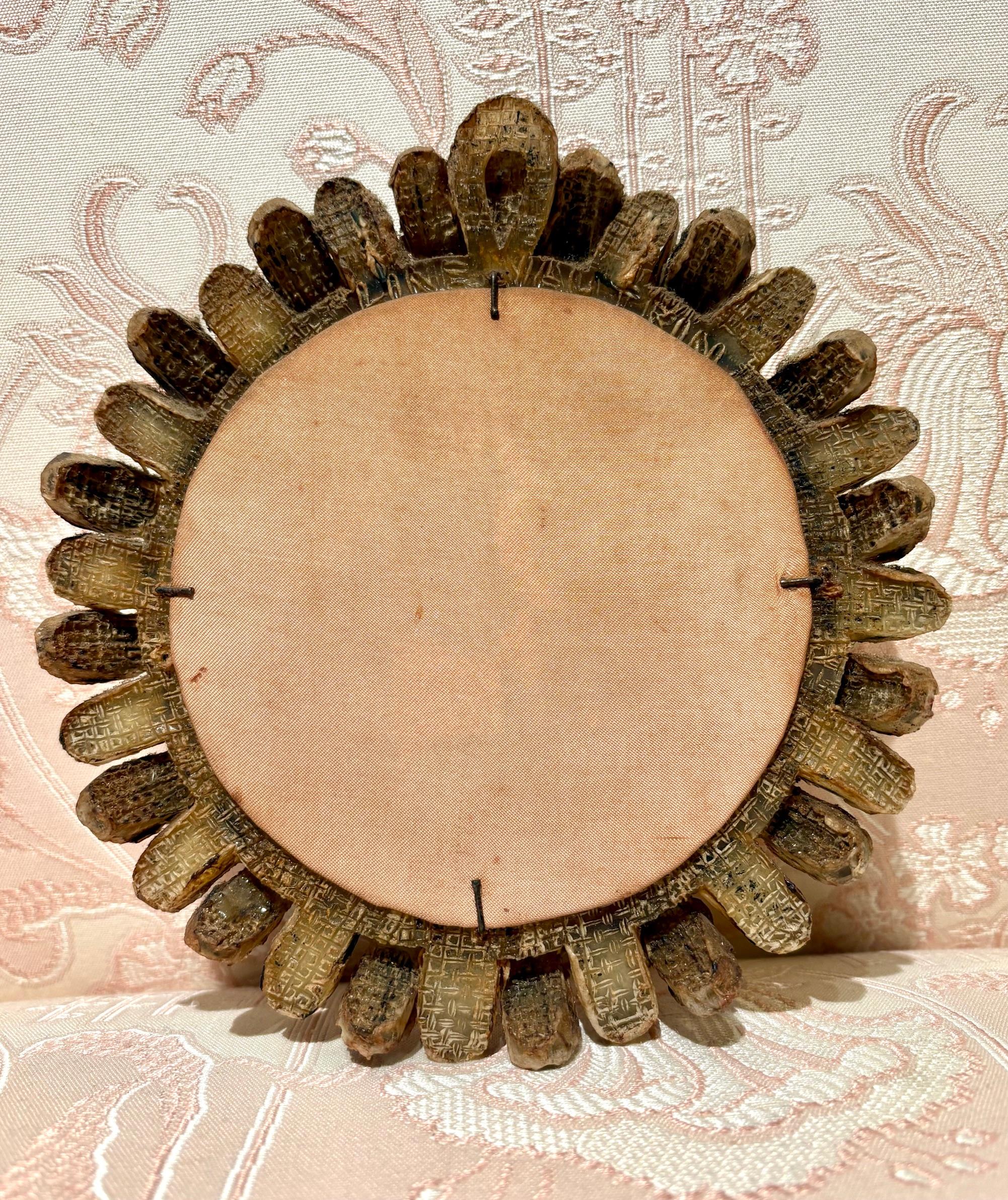Raro specchio in vetro specchiato e resina taloselica ''Gribiche'' di Line Vautrin .Firmato: Line Vautrin sul retro.
Resina Talosel  deriva dall'acetato di cellulosa e il nome è una forma abbreviata di 