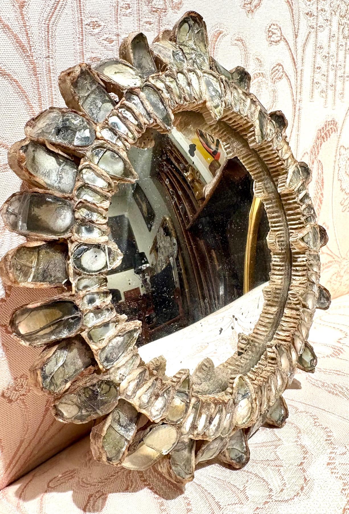 Resina Raro specchio in vetro e resina taloselica ''Gribiche'' di Line Vautrin in vendita