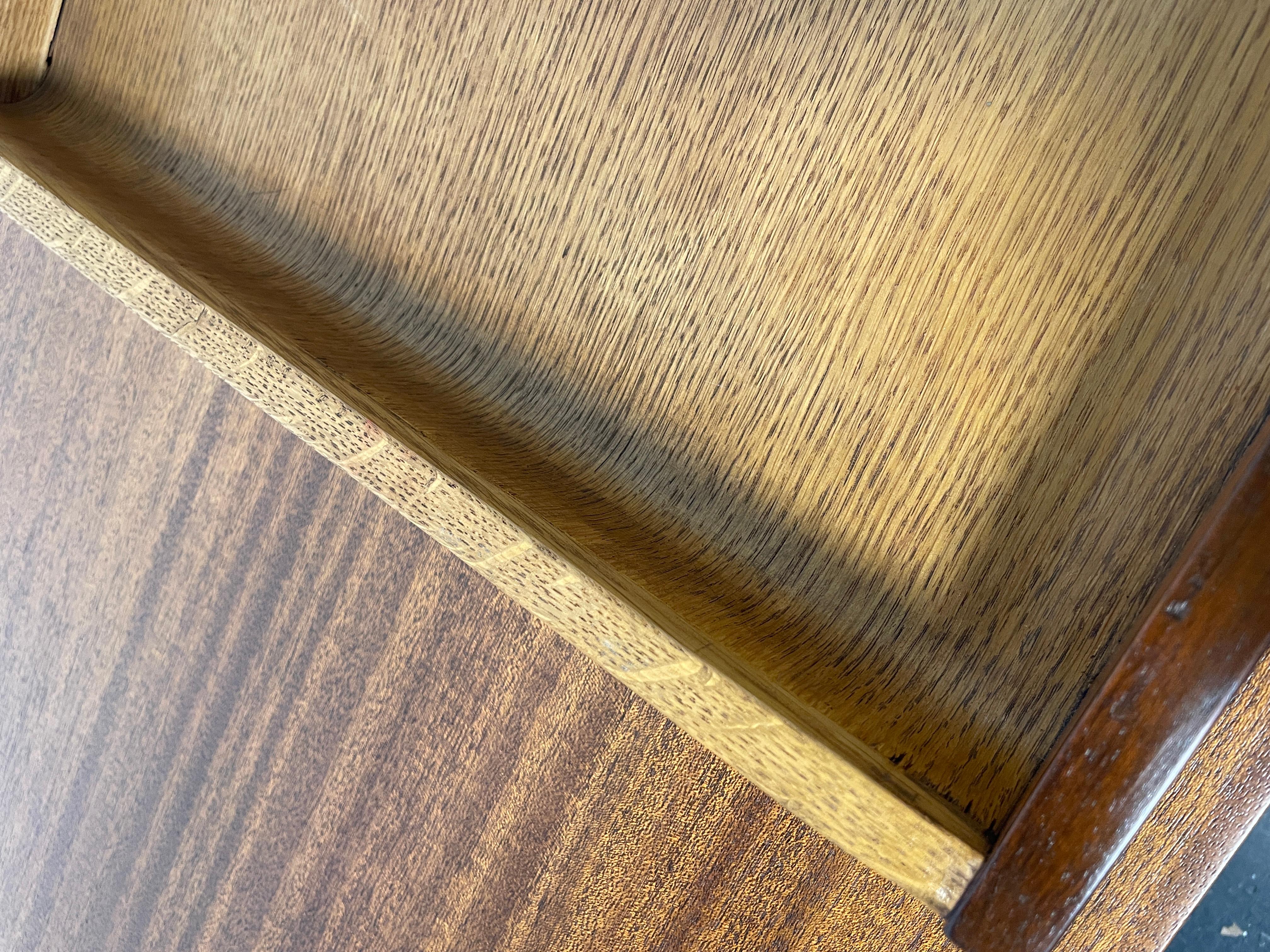 Magnífico ejemplo de diseño moderno de mediados de siglo, el mueble Mister de caoba tamboreada tiene una cara ondulada, expresivas patas de horquilla y una útil configuración de dieciséis cajones. Nueva y expertamente repintada en excelentes