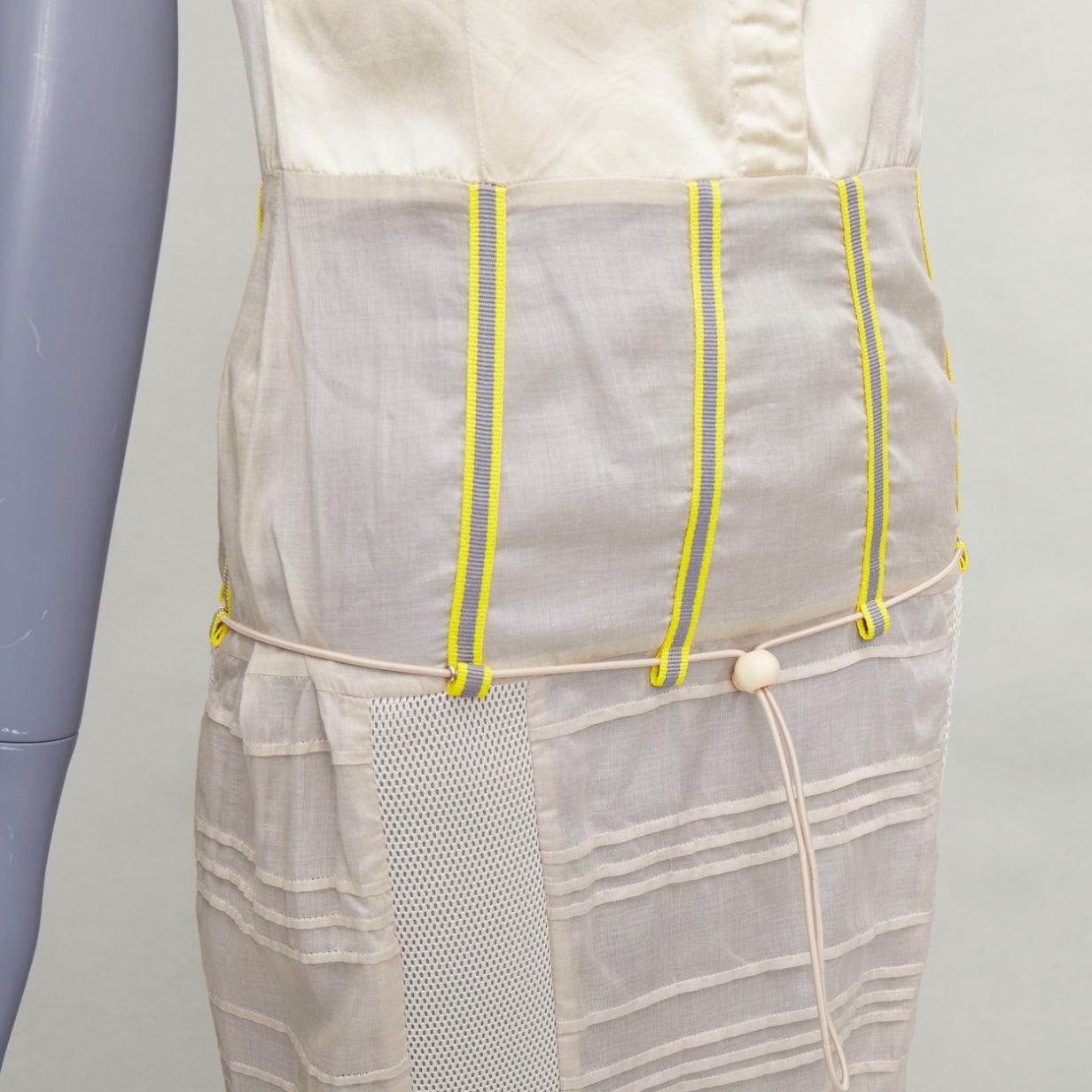 raro abito MIU MIU 1999 Runway beige tecnico patchwork satin neon trim IT44 L.
Riferimento: TGAS/E00462
Marchio: Miu Miu
Stilista: Miuccia Prada
Collezione: AI 1999 - Passerella
Materiale: Seta, misto
Colore: crema, giallo neon
Modello: Tinta
