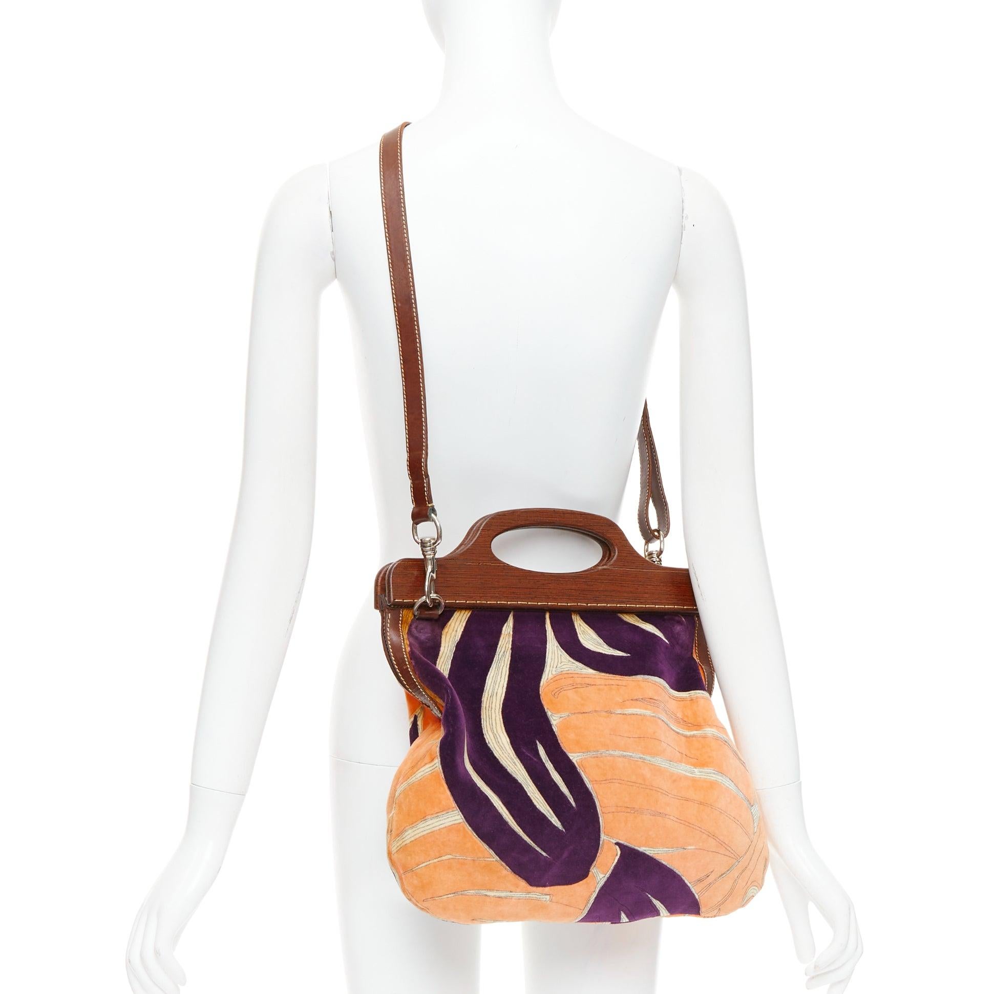 rare MIU MIU 2003 Runway purple peach velour wooden frame crossbody bag
Reference: TGAS/E00786
Brand: Miu Miu
Designer: Miuccia Prada
Model: SS2003
Collection: Runway
Material: Velour, Wood
Color: Orange, Purple
Pattern: Geometric
Closure: Snap