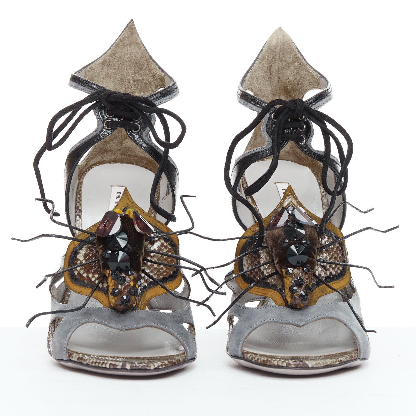seltene MIU MIU 2010 Laufsteg Spinne verschönert grau Leder hochhackige Sandalen EU36
Referenz: TGAS/E00212
Marke: Miu Miu
Designer: Miuccia Prada
Collection: 2010 - Laufsteg
MATERIAL: Leder
Farbe: Grau, Gelb
Muster: Tiermuster
Verschluss: