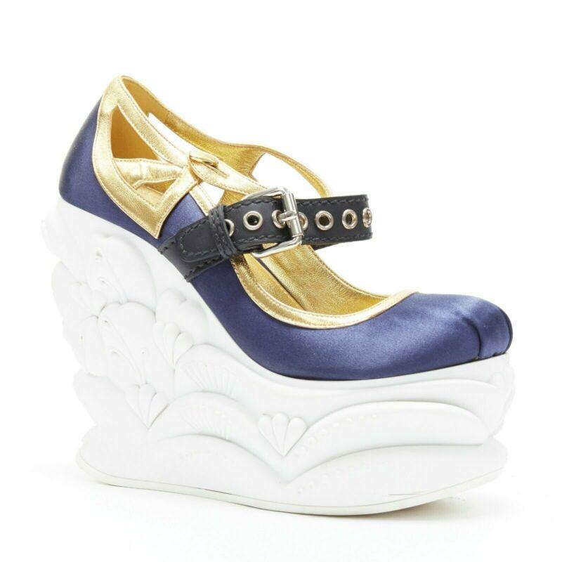 rare MIU MIU blue satin gold trim punk strap Barocco platform wedge EU34
Reference: TGAS/A03084
Brand: Miu Miu
Designer: Miuccia Prada
Collection: Runway
Material: Silk
Color: Blue, White
Pattern: Solid
Closure: Buckle
Lining: Leather
Extra Details: