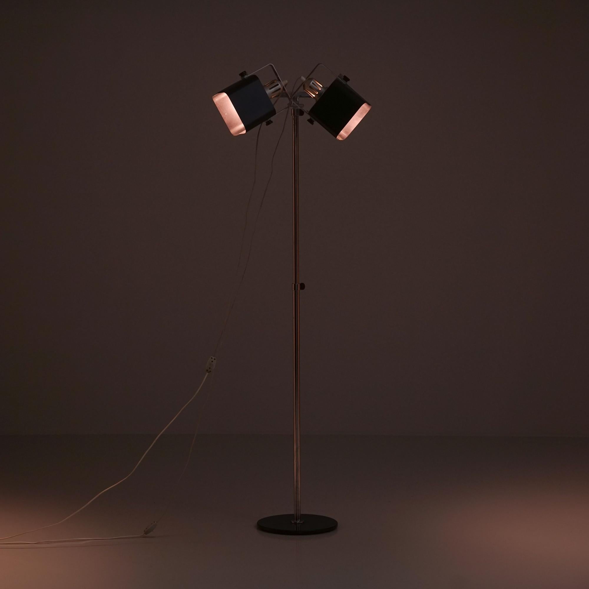 Rara lámpara de pie modelo 100E, diseño Yrjö Kukkapuro, fabricada por Haimi Oy, década de 1970. Metal. Se puede ajustar la altura de la luminaria, la dirección de las persianas y la cantidad de luz que proporcionan las persianas. Buen estado