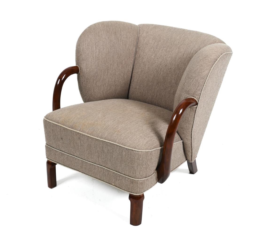 Wir präsentieren einen wichtigen und seltenen Stuhl des Modells 107, entworfen von Viggo Boesen für Slagelse Mobelvaerk - ein ikonisches Meisterwerk, das die Essenz des frühen dänischen modernen Designs verkörpert. 

Der Stuhl Modell 107 stammt aus
