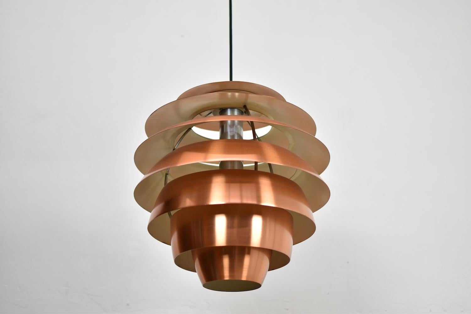 Probably one of the rarest pendants available on the international market. Proud to present you this early model ‘1231’ pendant by Stilnovo, Italy, 1960s. This hanging lamp features nickel-plated brass and brushed copper. Extremely good original