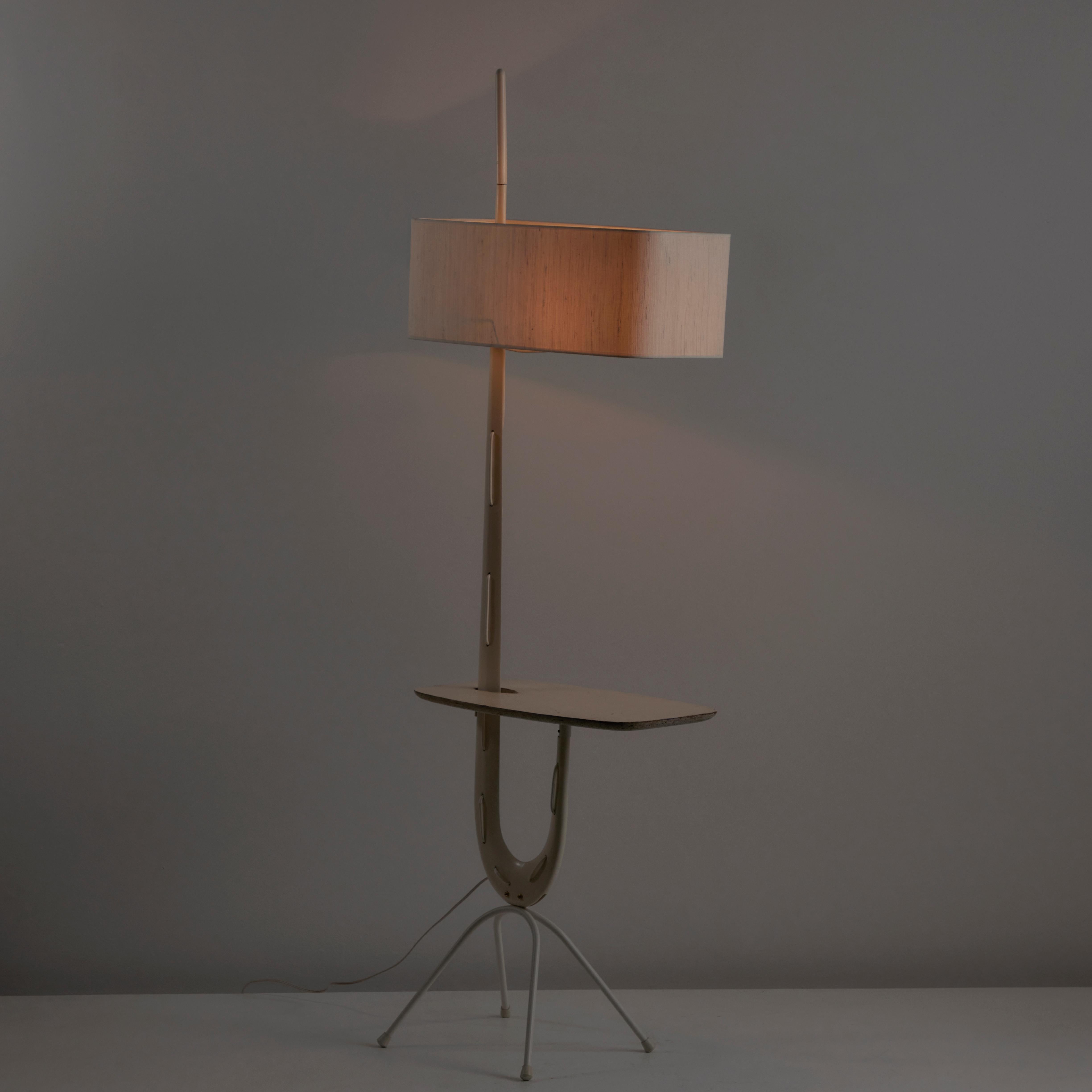 Rare lampadaire modèle 14.952 de Rispal. Conçu et fabriqué en France, vers 1950. Lampadaire incroyablement rare et unique, avec un cadre en bois courbé, peint à la main, comprenant un plateau de table intégré et un pied en métal plié. Le lampadaire