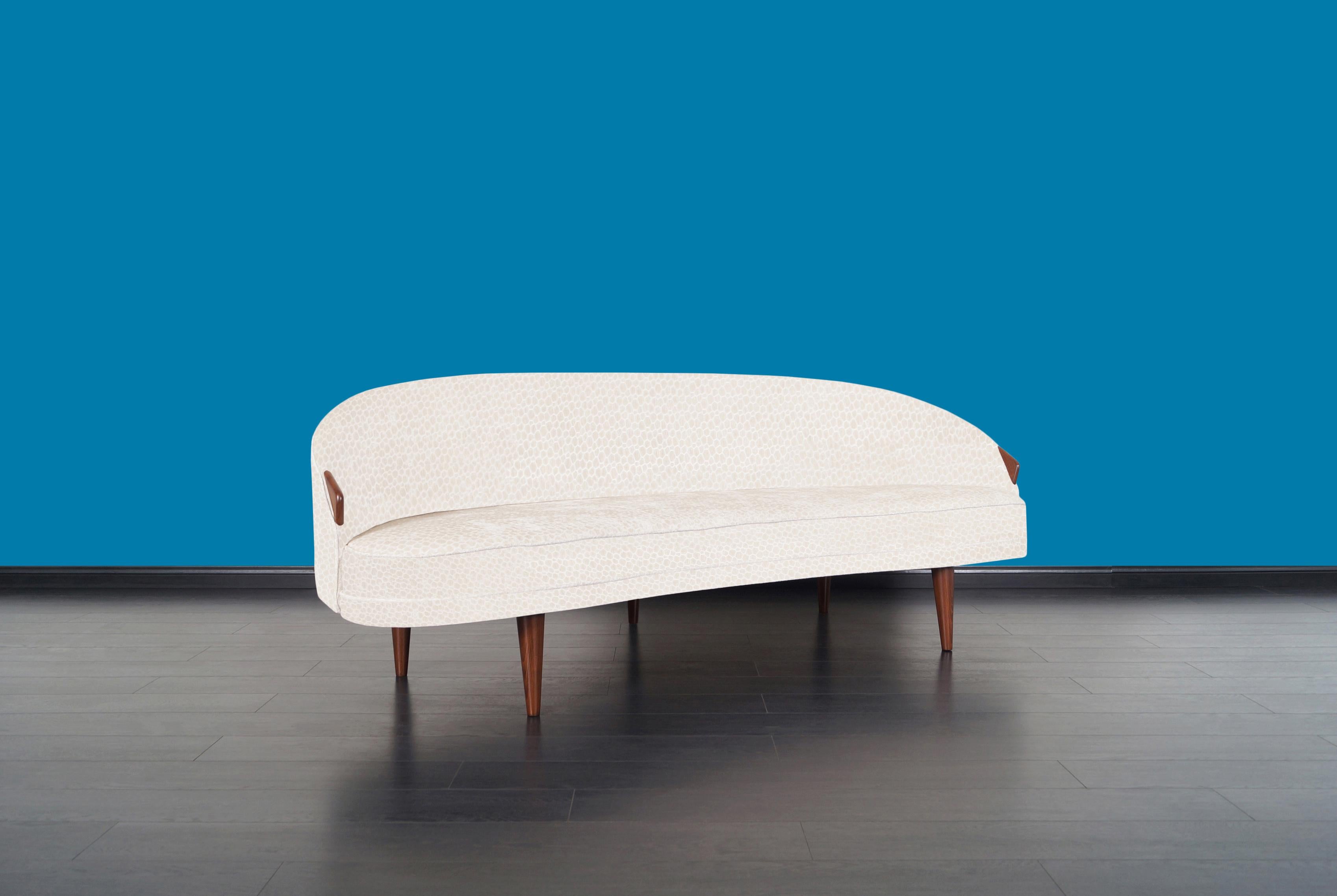 Seltenes Vintage-Sofa Modell 2010-S aus Nussbaumholz von Adrian Pearsall (amerikanisch) im Angebot