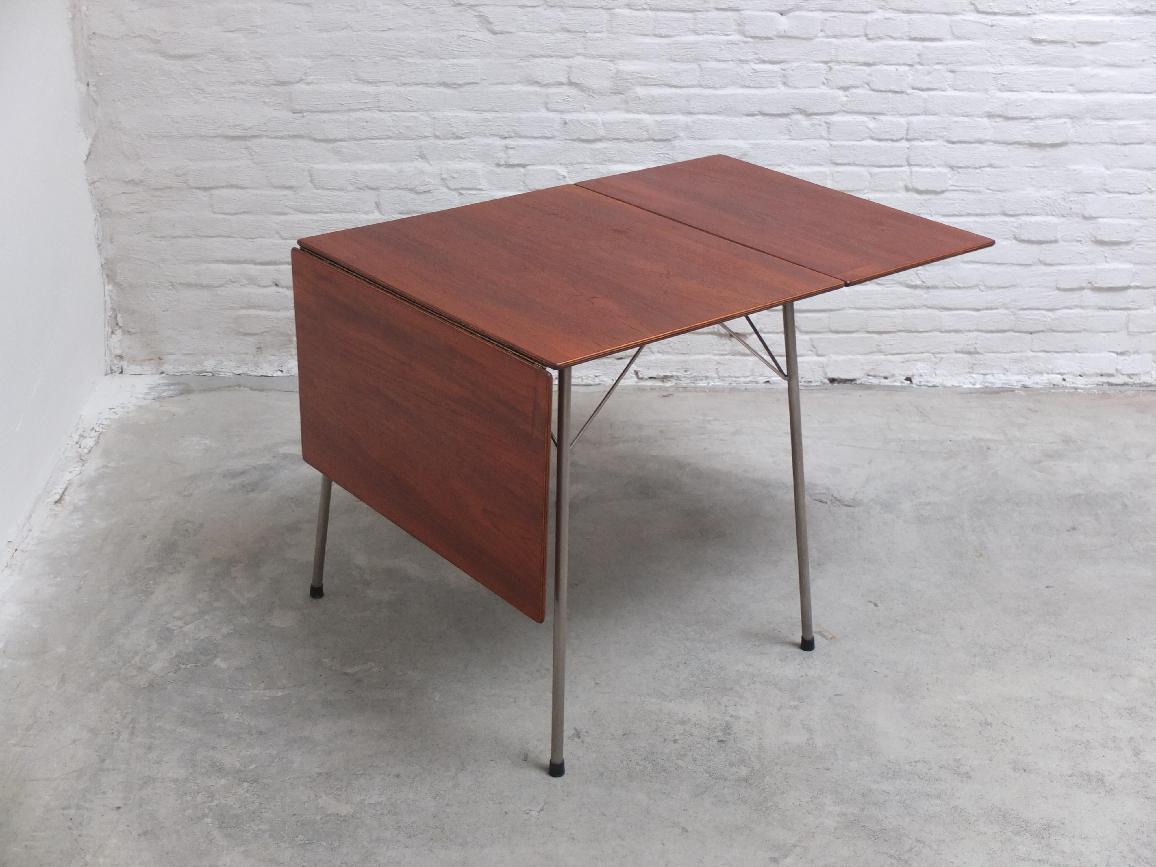 Rare model ‘3601’ small dining table or ‘camping table’ designed by Arne Jacobsen for Fritz Hansen in 1955. This table has been only produced for a couple of years during the 1950s and is therefor hard to find. The top is made of teak wood with