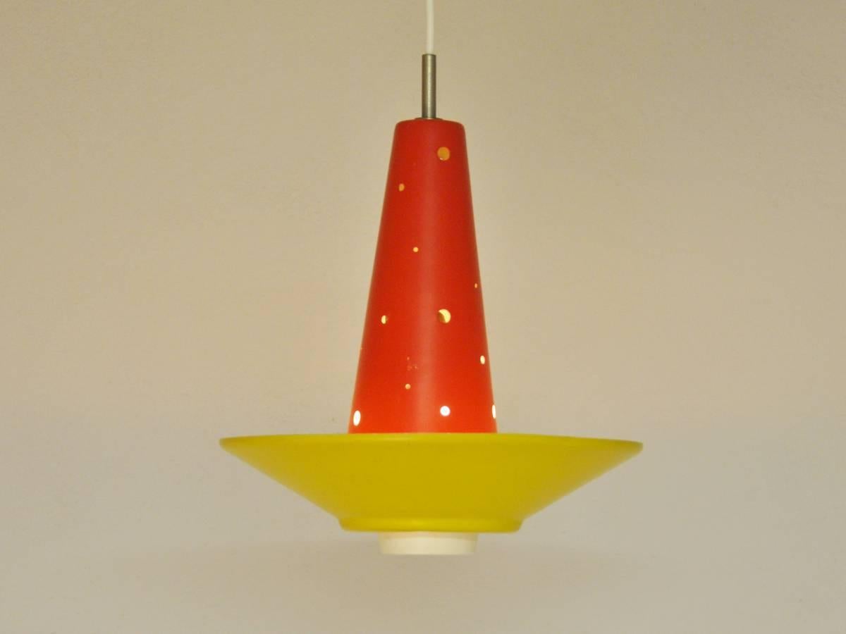 Seltene Hängelampe Modell 4046 von Anvia aus den 1950er Jahren. Diese Leuchte ist mit den leuchtenden Farben Rot und Gelb ein spielerisches Element. Er ist voll funktionsfähig und original. Die Lampe weist einige kleine Alters- und Gebrauchsspuren
