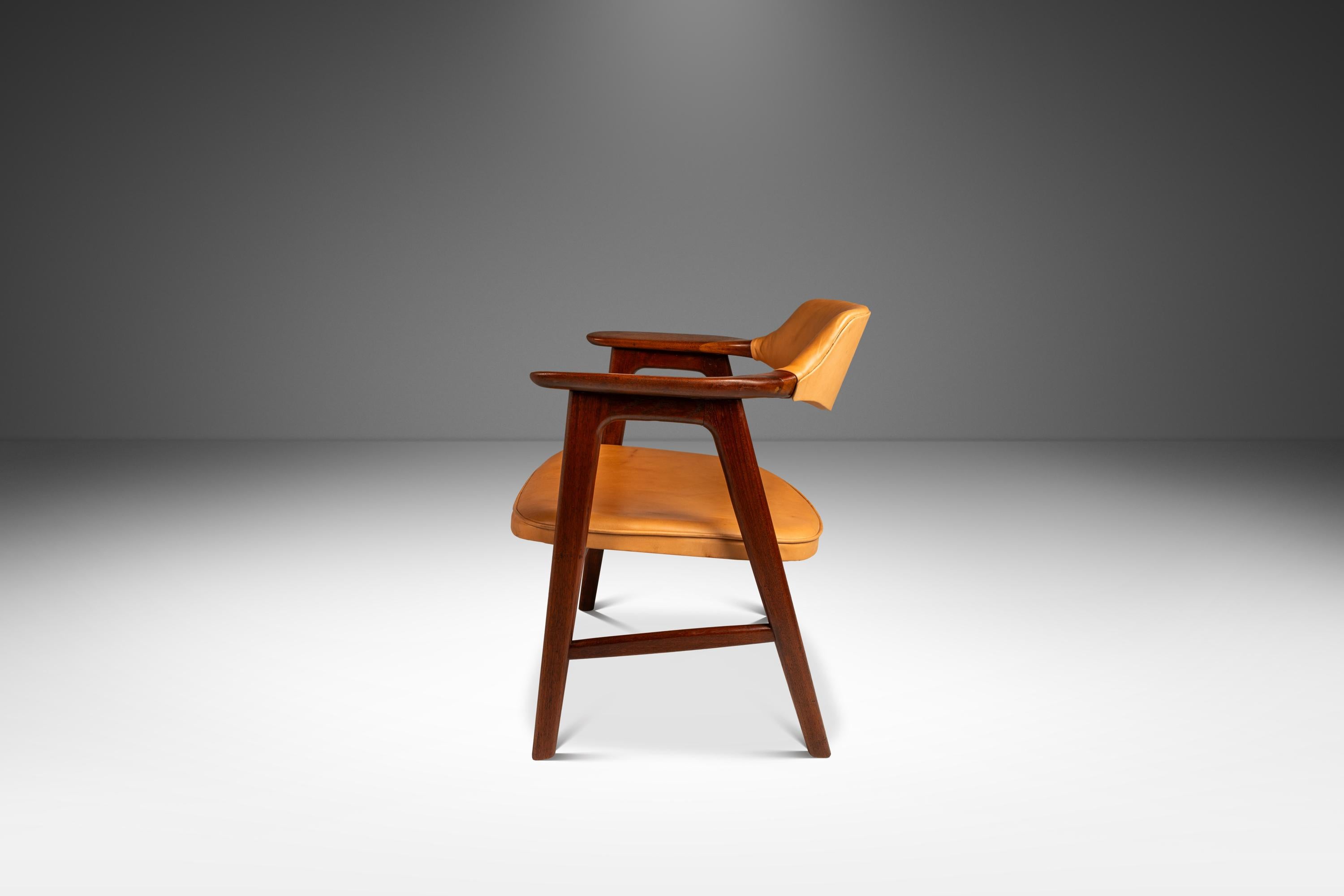Presentamos un raro sillón modelo 42 diseñado por el influyente Erik Kirkegaard para Høng Stolefabrik. Recientemente restaurado y con un nuevo tapizado de piel de plena flor de corte grueso, este sillón ya icónico es perfecto tanto para diseñadores