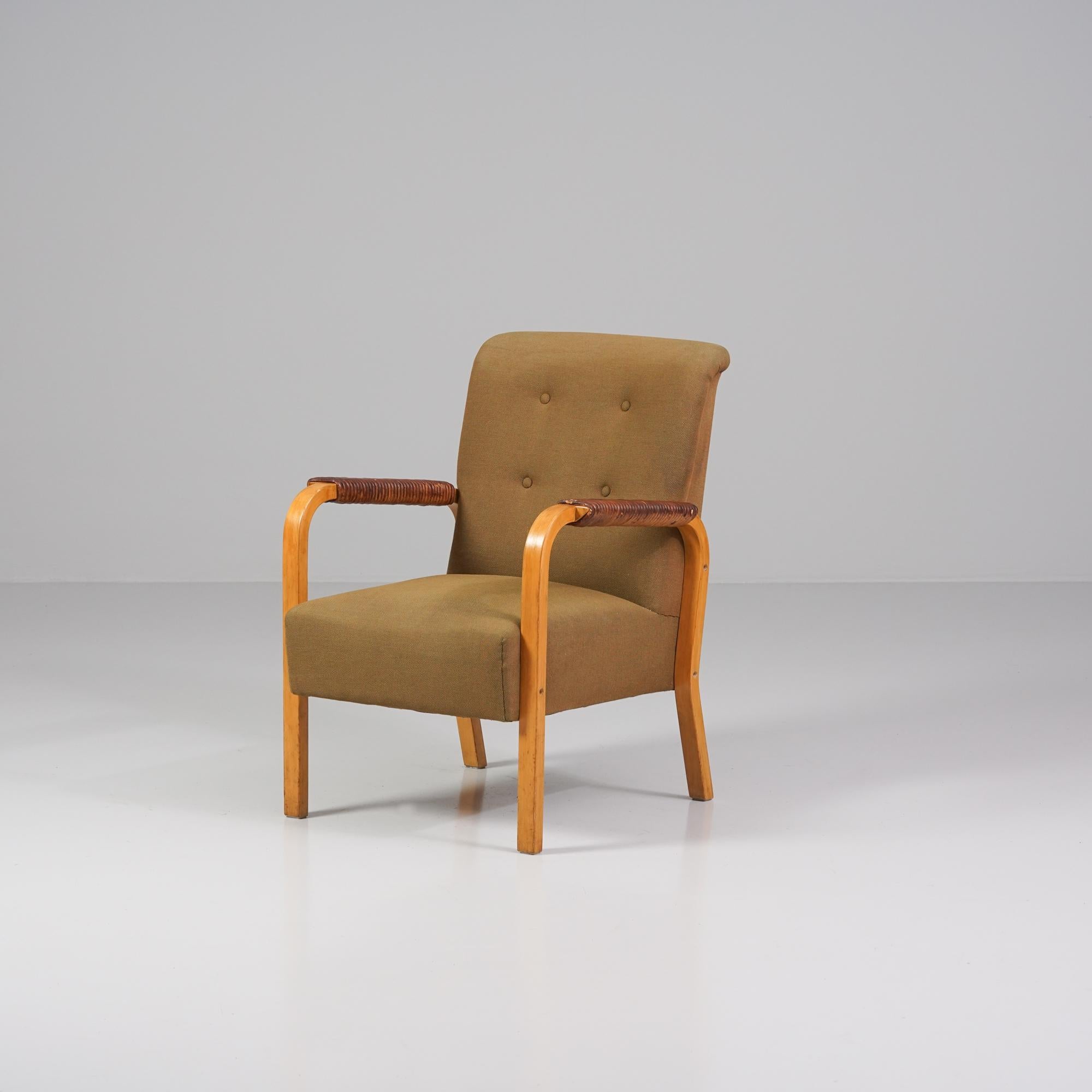Seltener Sessel Modell 47, entworfen von Alvar Aalto, hergestellt von Oy Huonekalu- ja Rakennustyötehdas Ab, 1950. Gestell aus Birke, Polsterung aus Wollstoff, Lederumschlag an den Armlehnen. Guter Vintage-Zustand, Patina und geringfügige Abnutzung