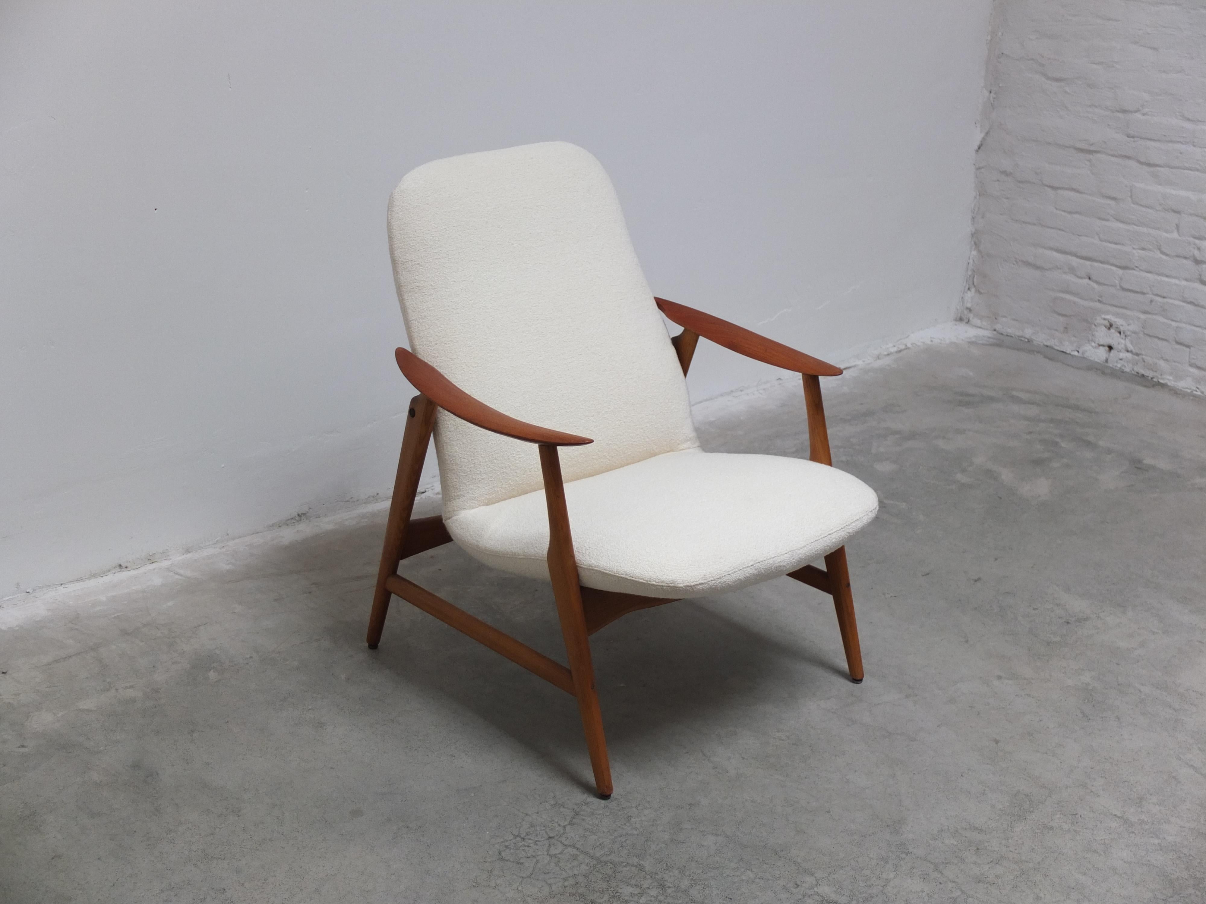Rare 'Model 500' easy chair designed by Frode Braathen & Hans Brattrud for Dokka Møbler in 1958. This chair has a solid ash wood frame with beautiful sculpted armrests in teak and brass joints. Now reupholstered with a nice off-white bouclé fabric