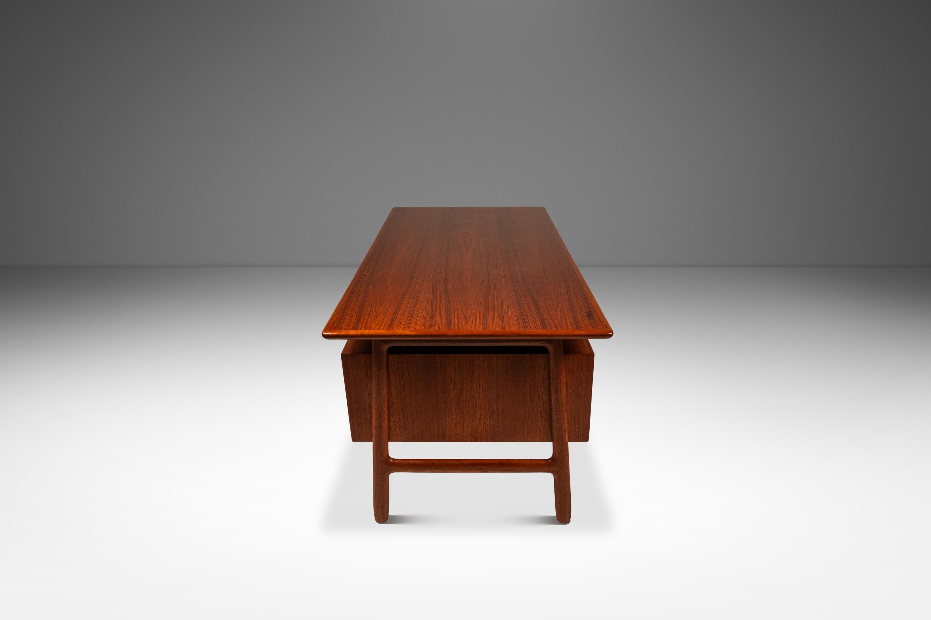 Mid-Century moderno Rara scrivania in teak Model 75, Gunni Omann, Omann Jun Møbelfabrik, Danimarca, 1960 ca. in vendita
